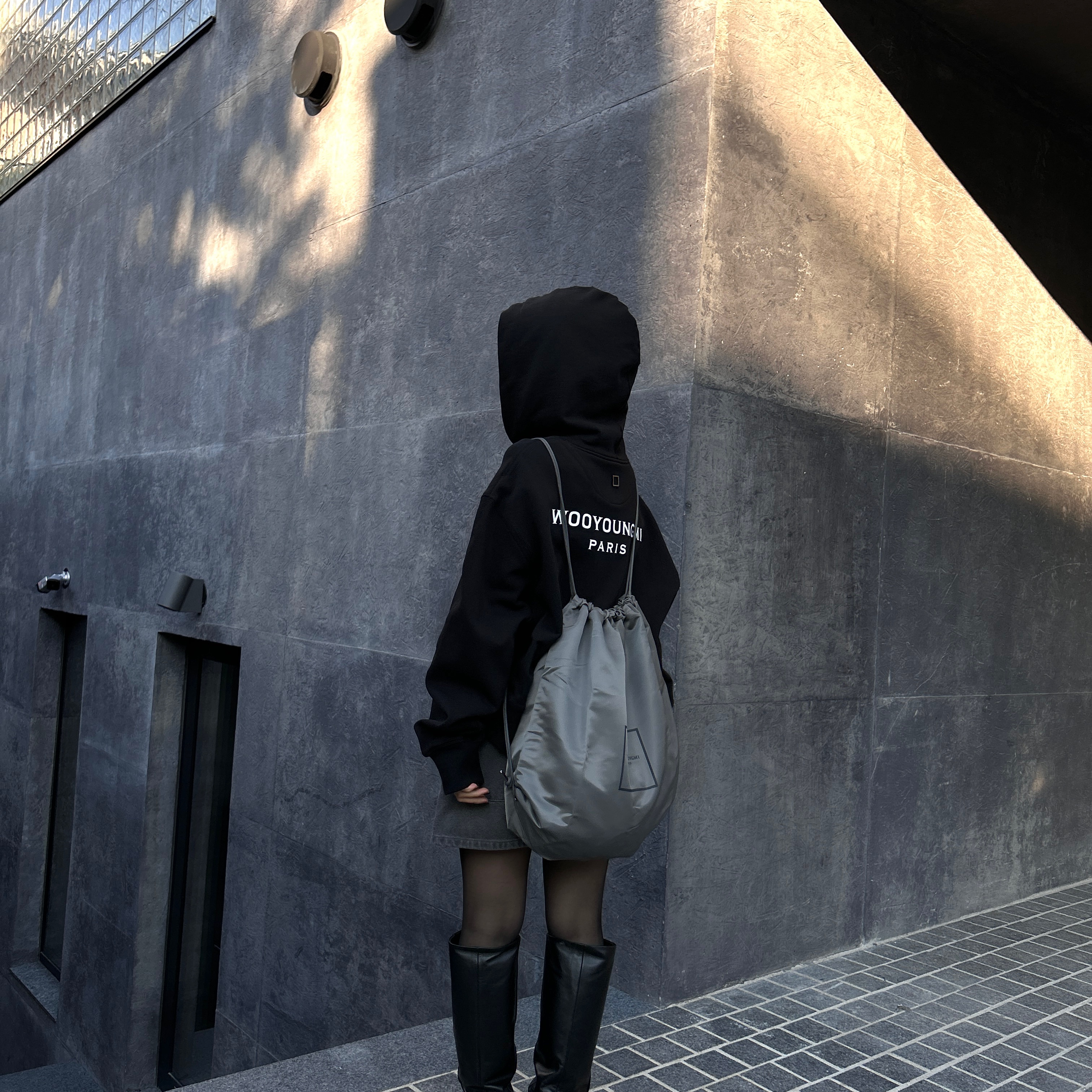 Wooyoungmi Back Logo Hoodie Black - 25FW, Wooyoungmi Back Logo Hooded T-Shirt Black - 25SS 착용 스타일 - 3