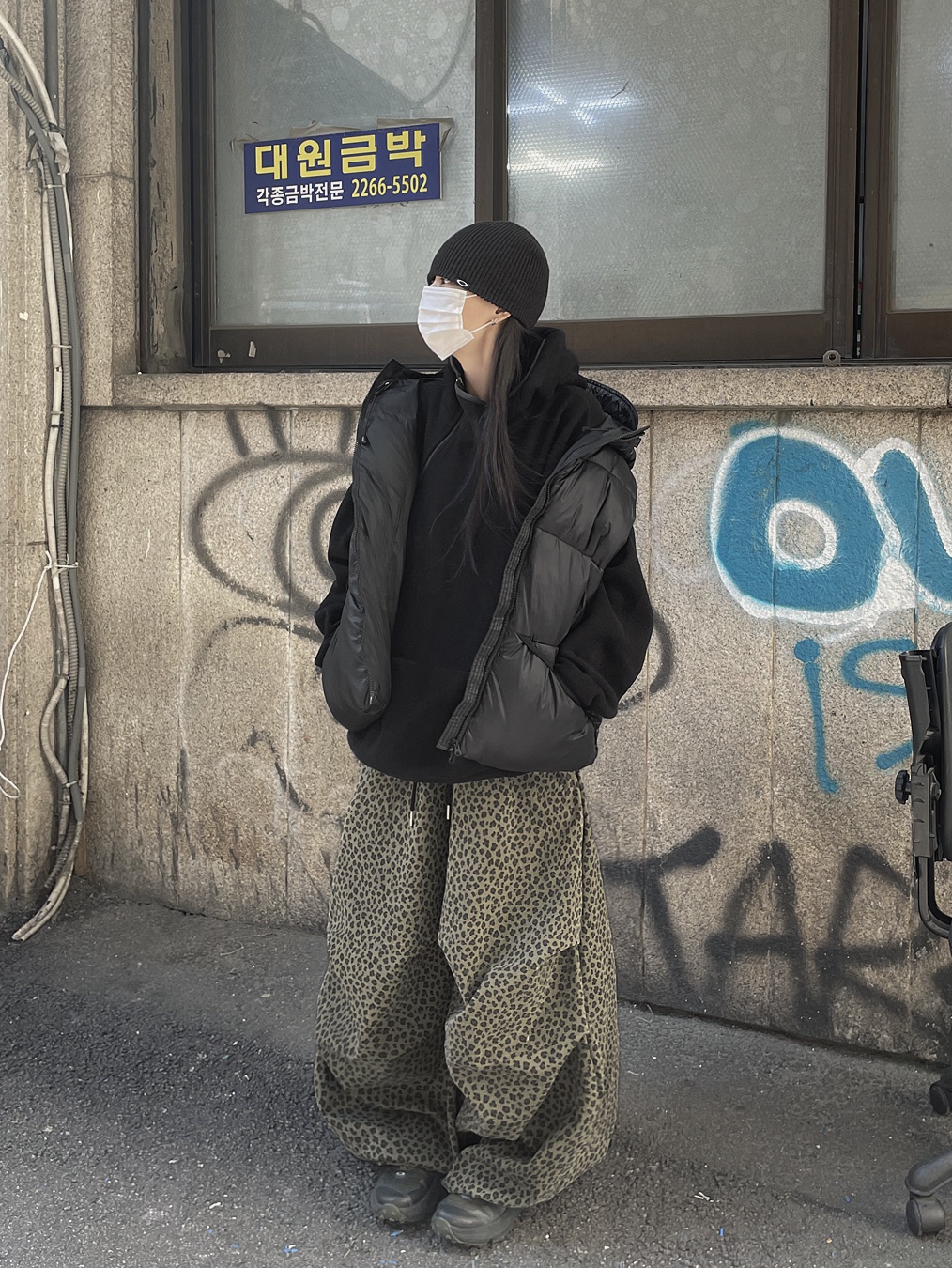 Oakley Session Beanie Blackout, Oakley Light Breathe Triple Black 착용 스타일 - 5
