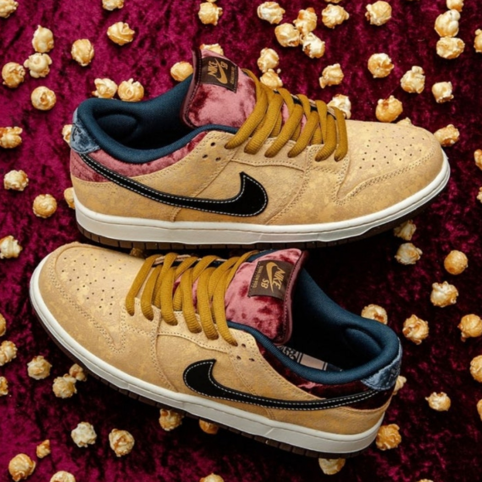 Nike SB Dunk Low Pro Celestial Gold and Dark Team Red 착용 스타일