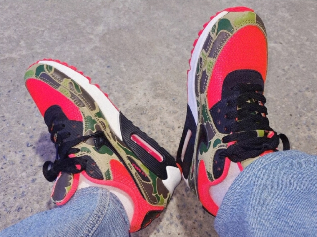 Nike Air Max 90 SP Dark Sage and Solar Red 착용 스타일