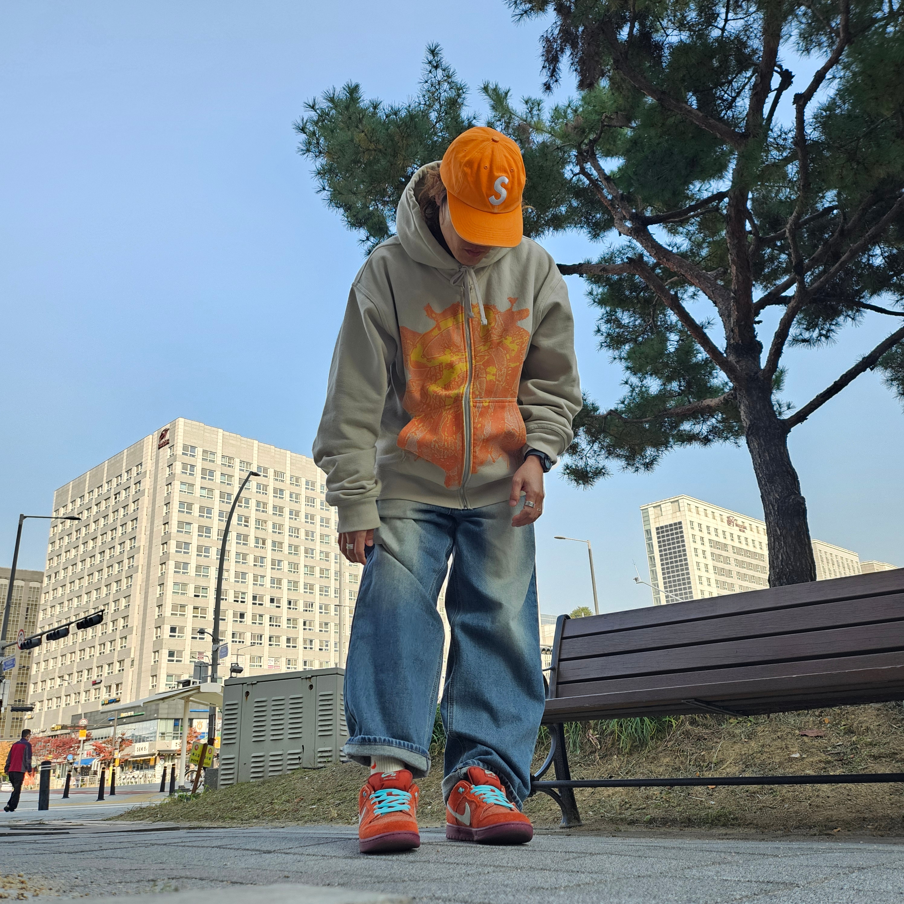 Supreme Pigment Canvas S Logo 6-Panel Orange - 23SS, Nike SB Dunk Low Pro Premium Mystic Red and Rosewood 착용 스타일 - 3