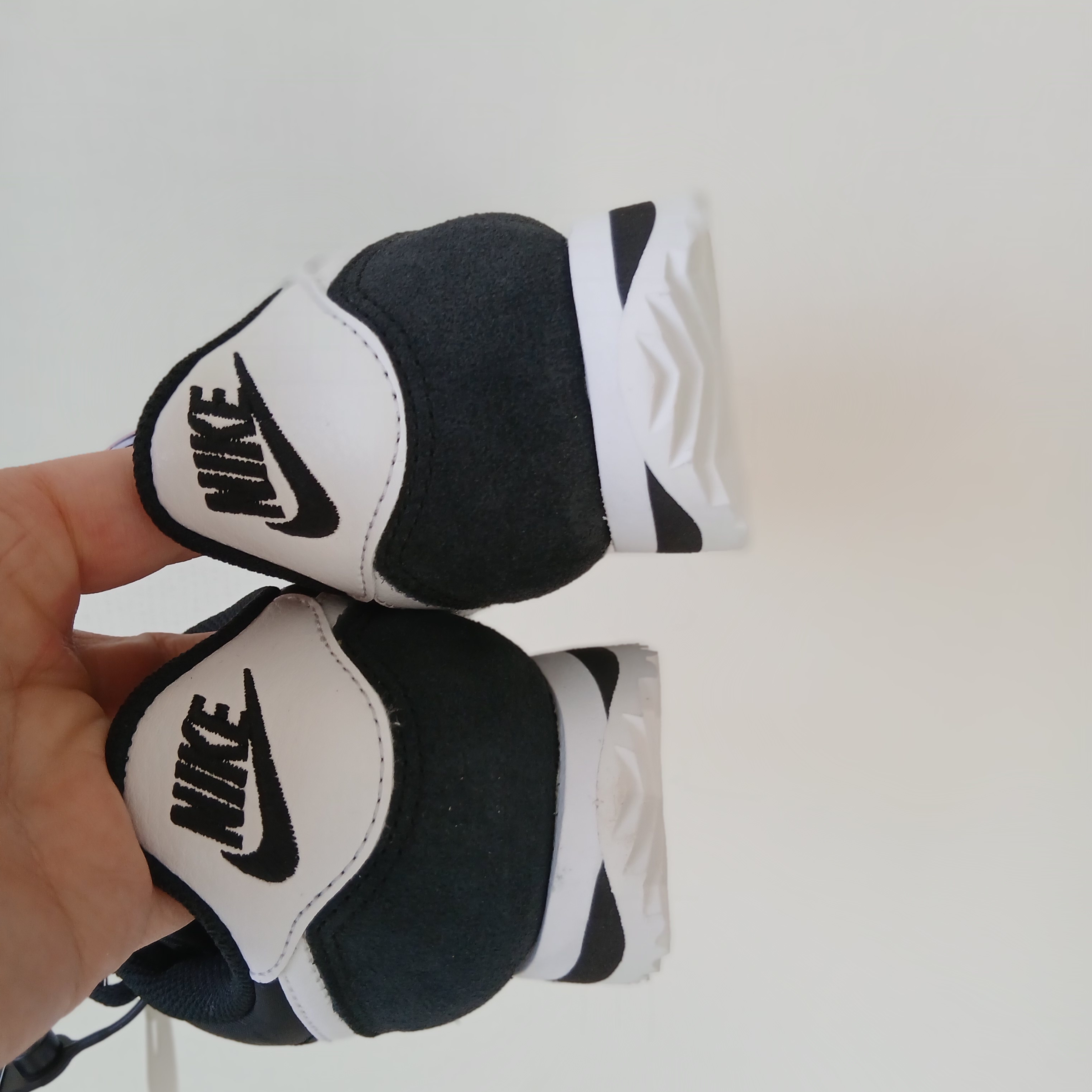 (W) Nike Cortez Black and White 착용 스타일 - 2