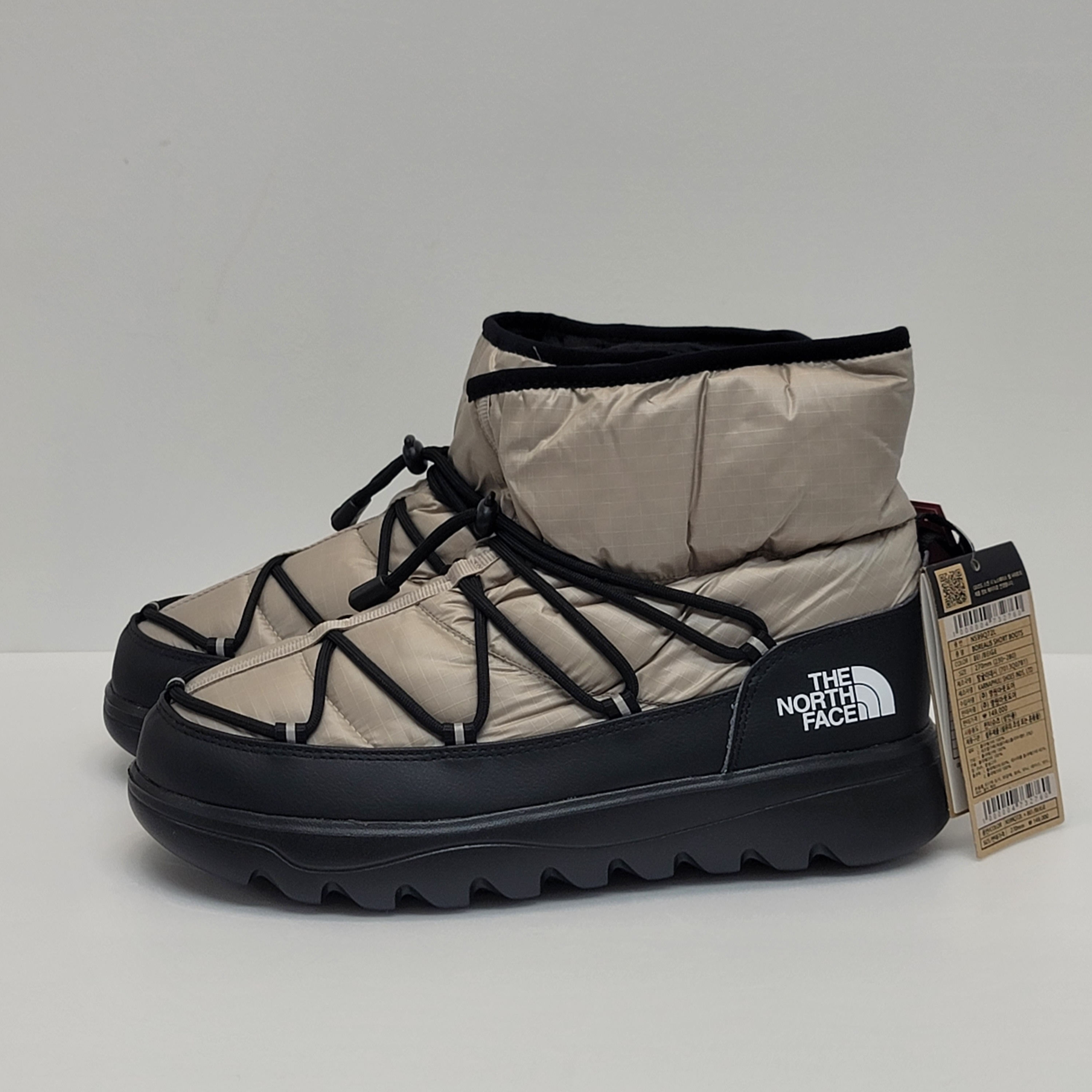 The North Face Borealis Short Boots Beige 착용 스타일