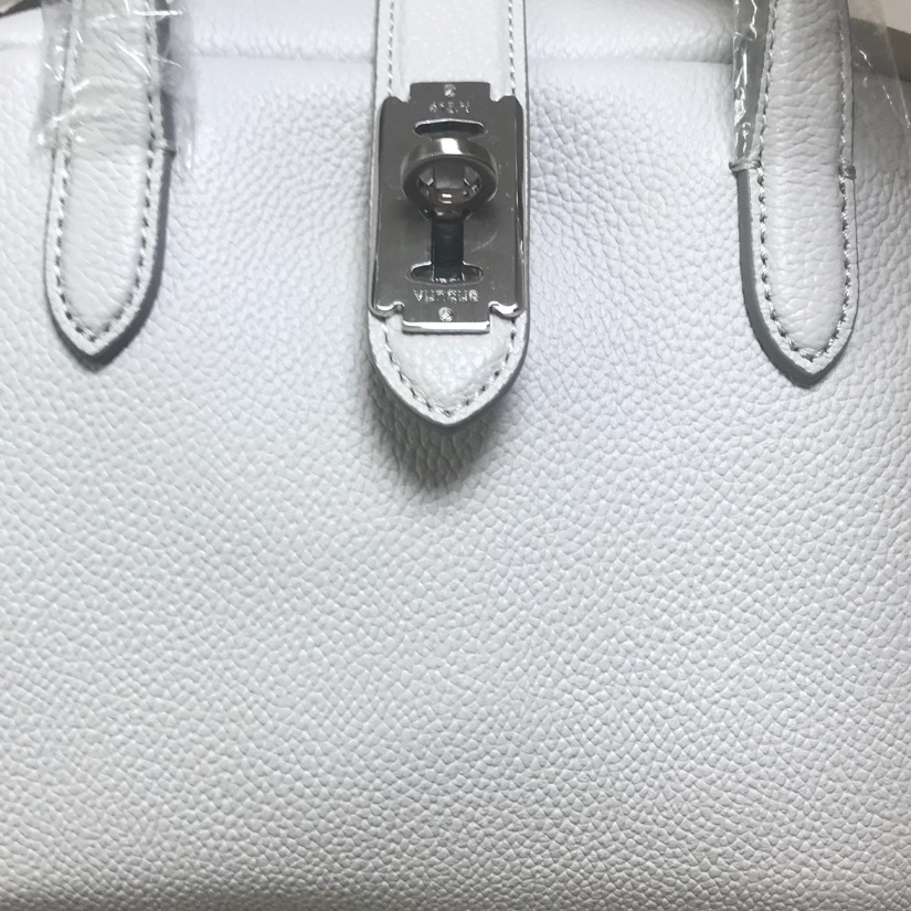 Vunque Toque Small Tote Light Beige 착용 스타일