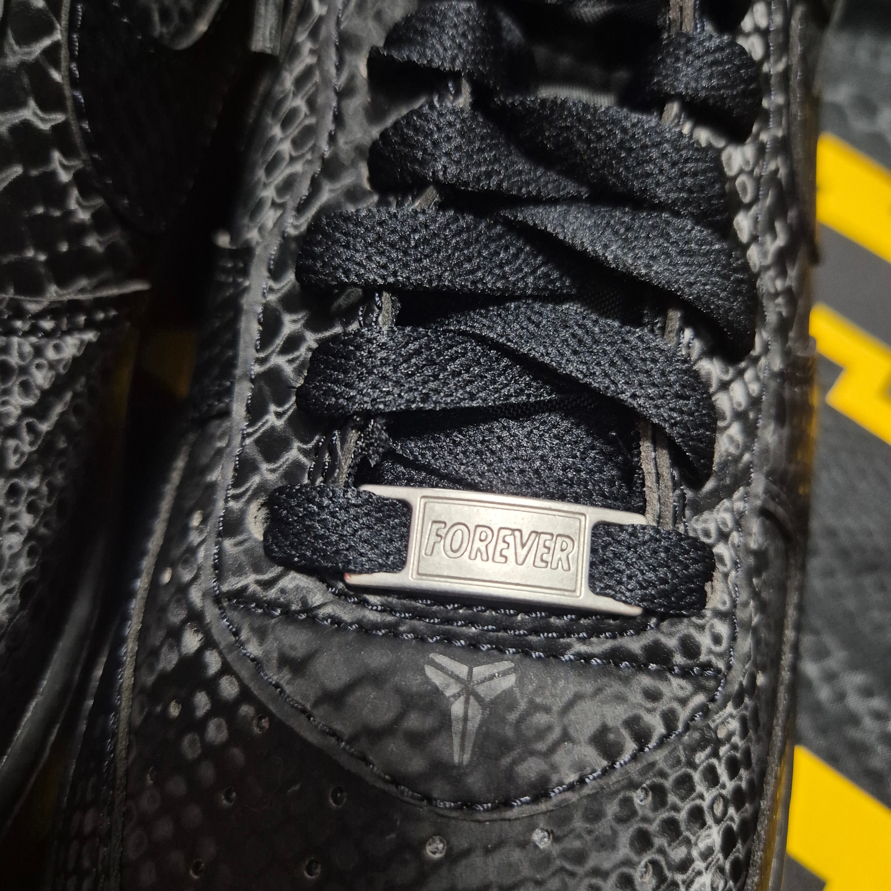 Nike x Kobe Bryant Air Force 1 Low Black, Nike Kobe Bryant LA Lakers City Edition Swingman Jersey Black (FN7297-010) 착용 스타일 - 5
