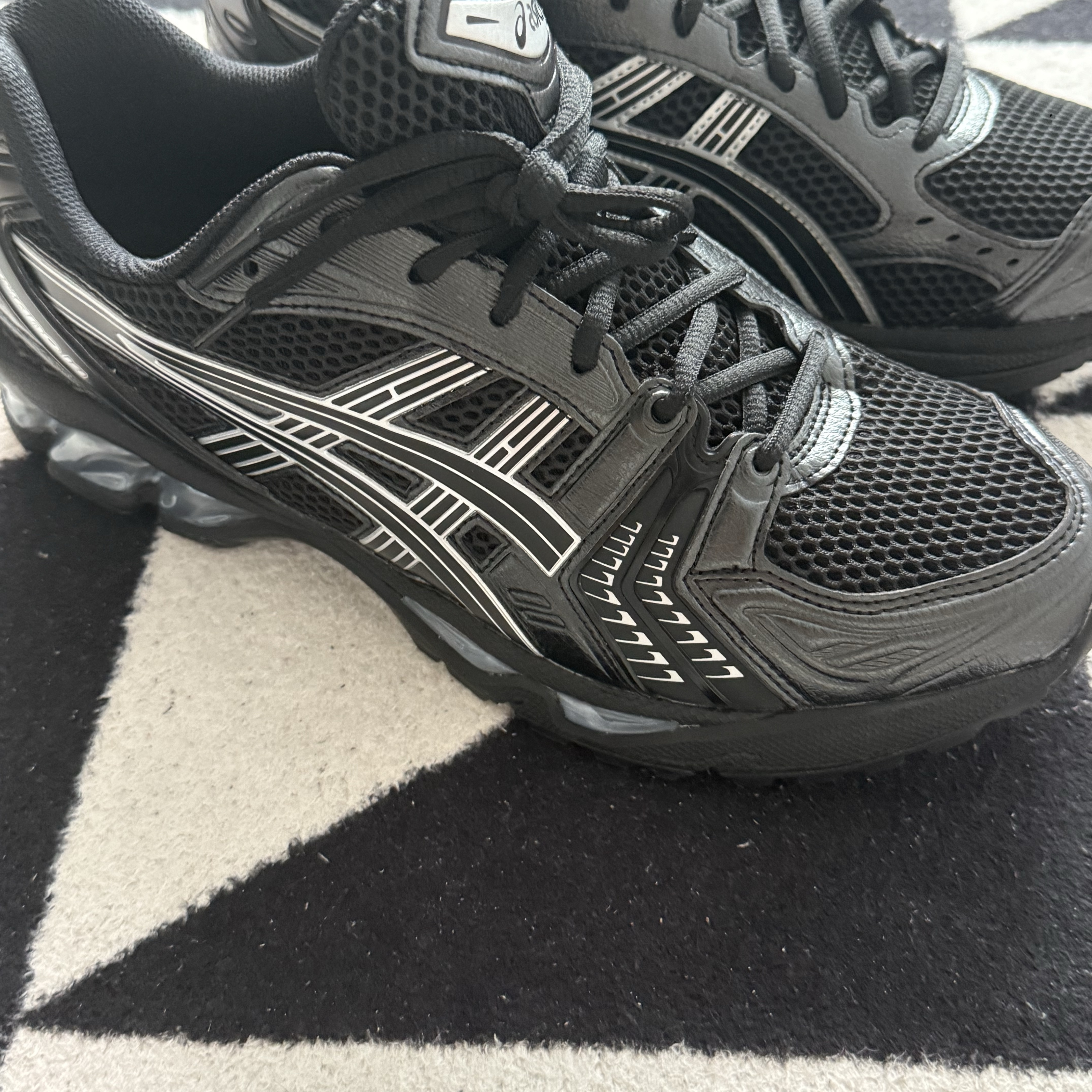 Asics Gel-Kayano 14 Black Pure Silver 착용 스타일