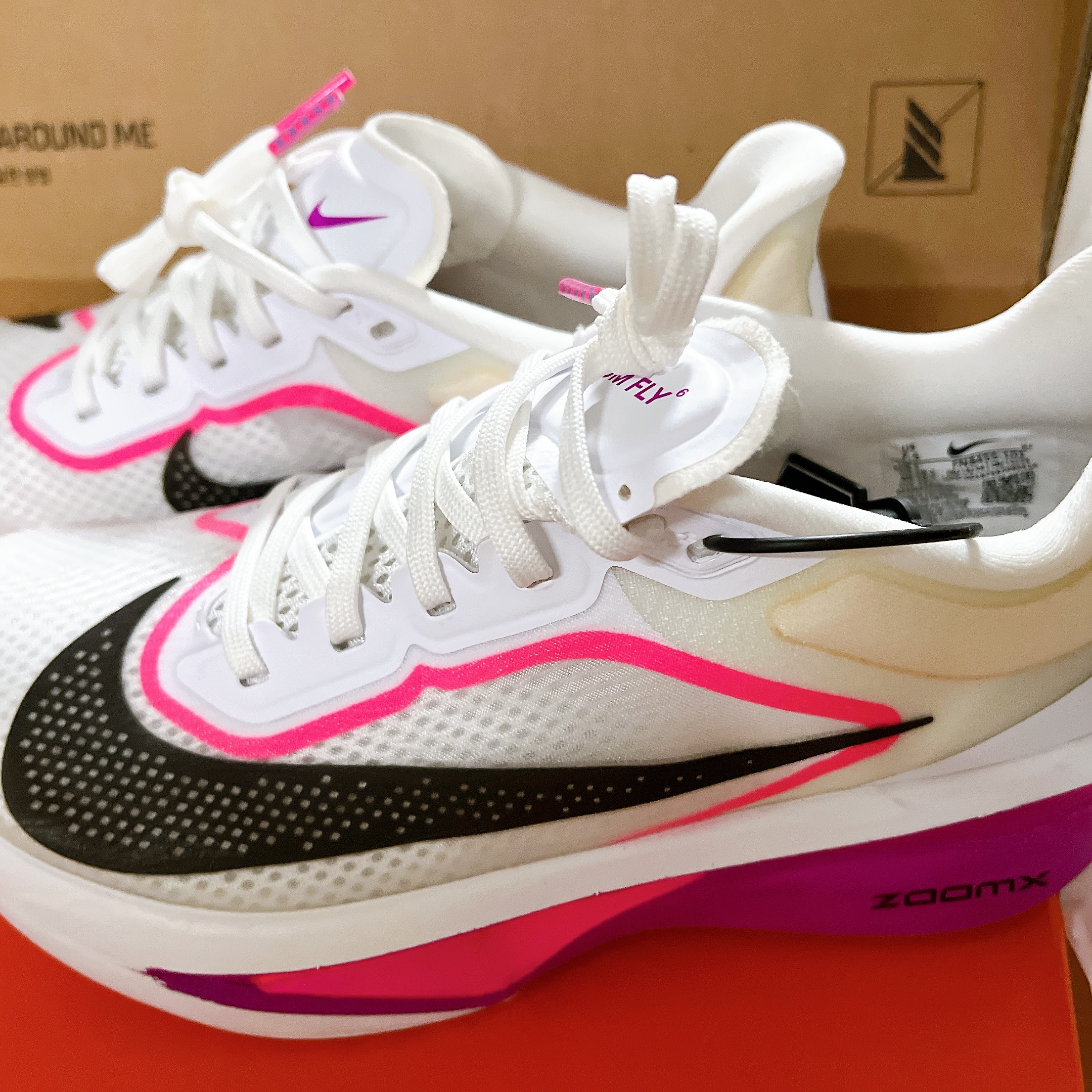 (W) Nike Zoom Fly 6 White Vivid Grape 착용 스타일 - 2