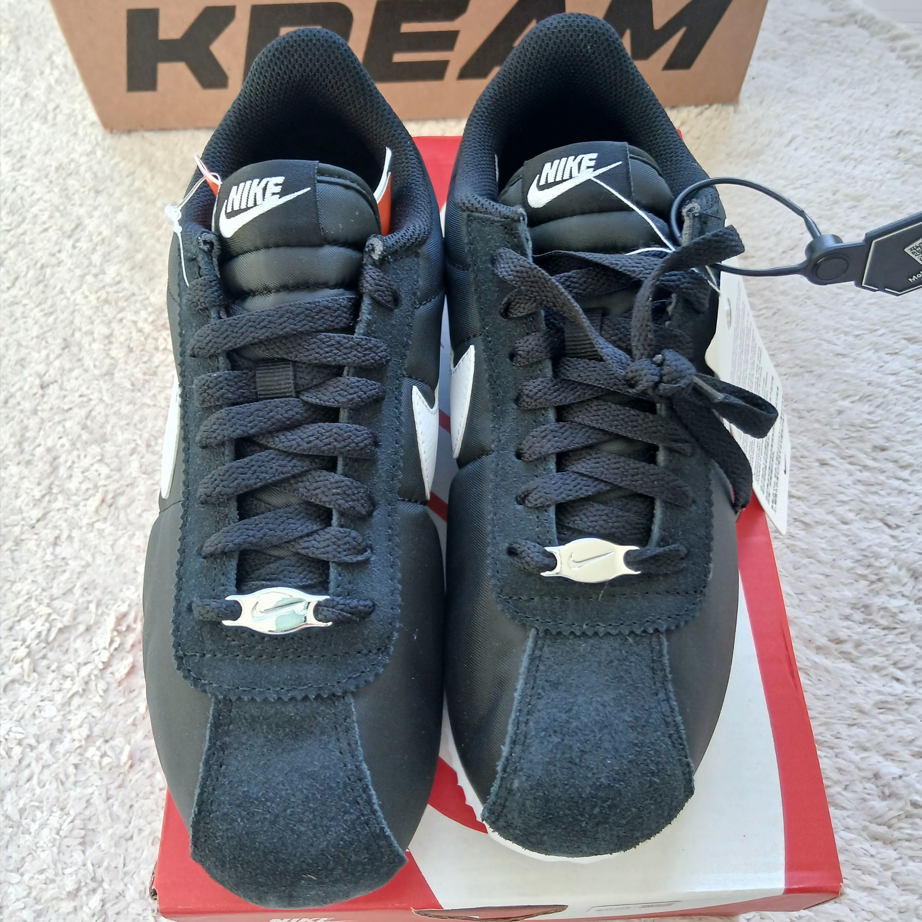 (W) Nike Cortez Black and White 착용 스타일 - 5