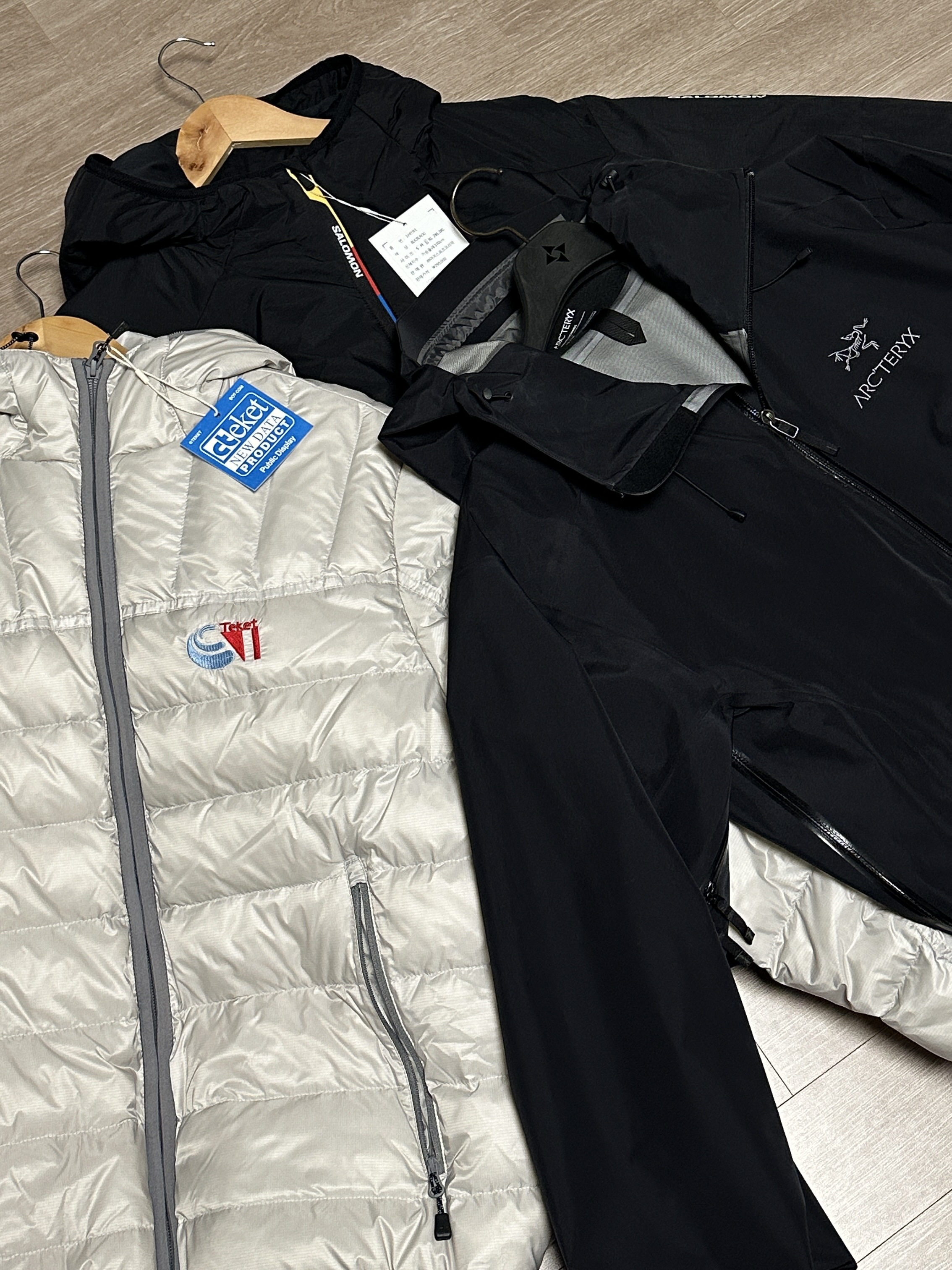 Teket CT Lightweight Down Jacket Light Gray, Salomon Modisay Padded Jacket Black 착용 스타일 - 3