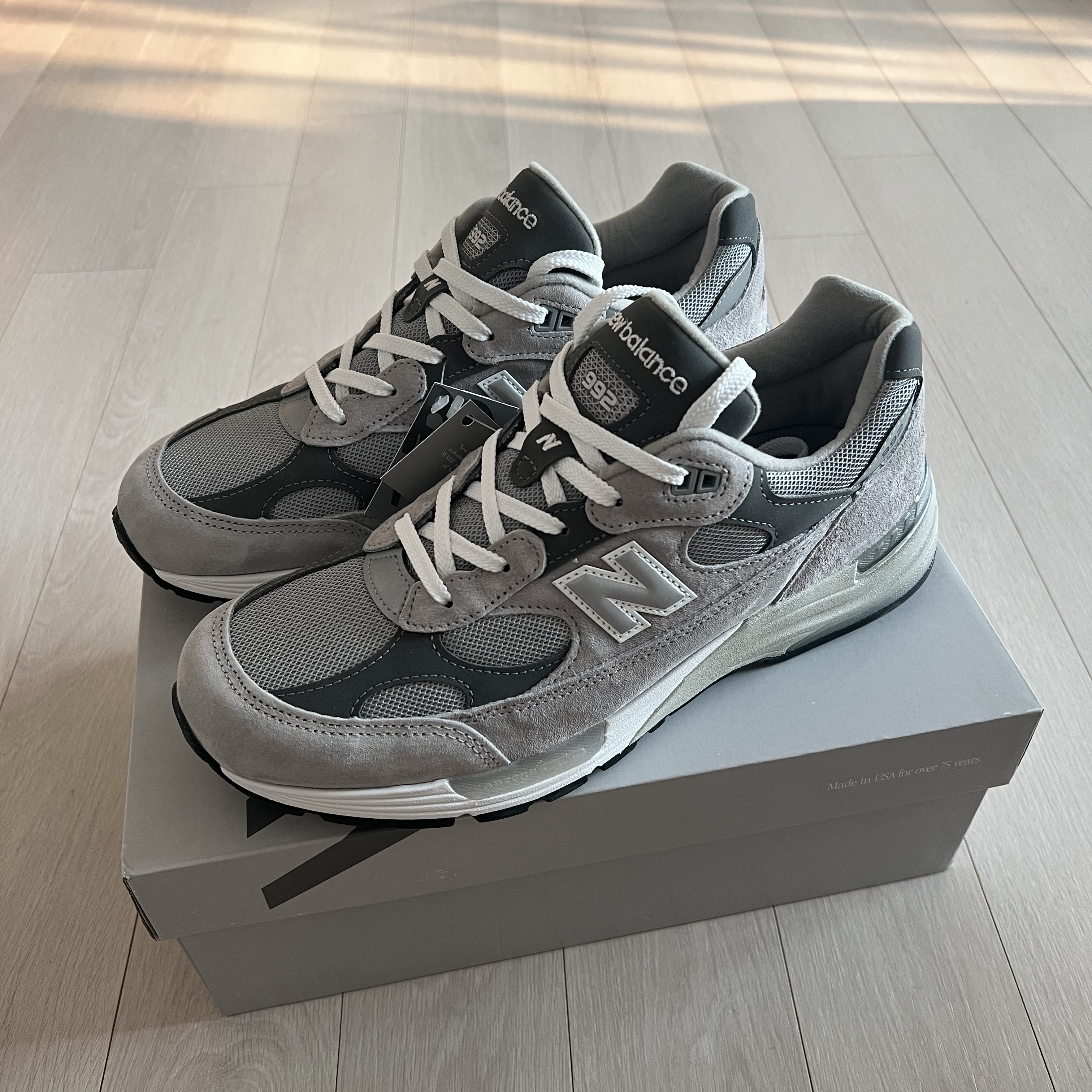 New Balance 992 Made in USA Core Grey Silver Metallic 착용 스타일 - 1