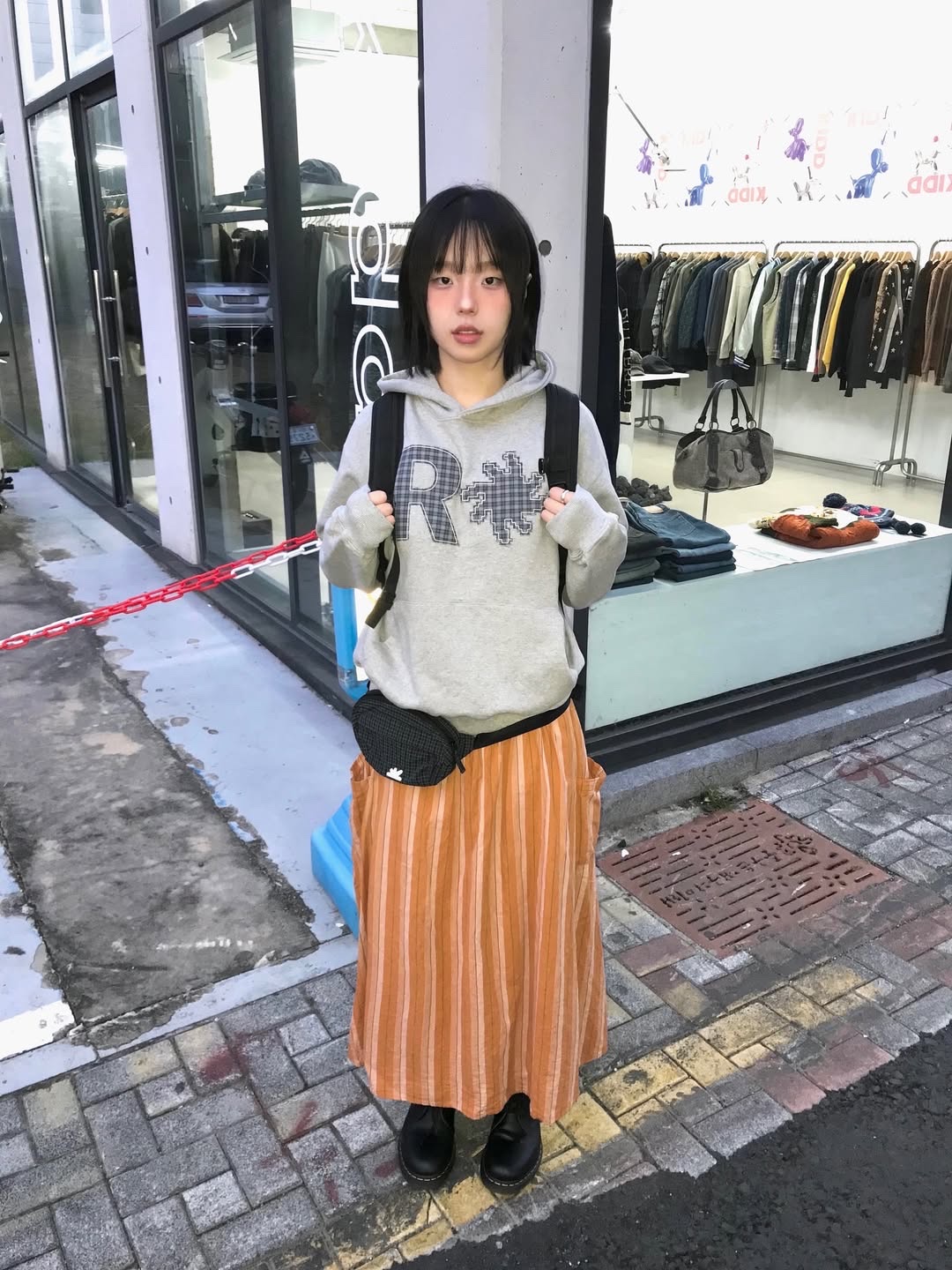SLOW RECORD HOUSE Check Patch Hoodie Grey 착용 스타일 - 1
