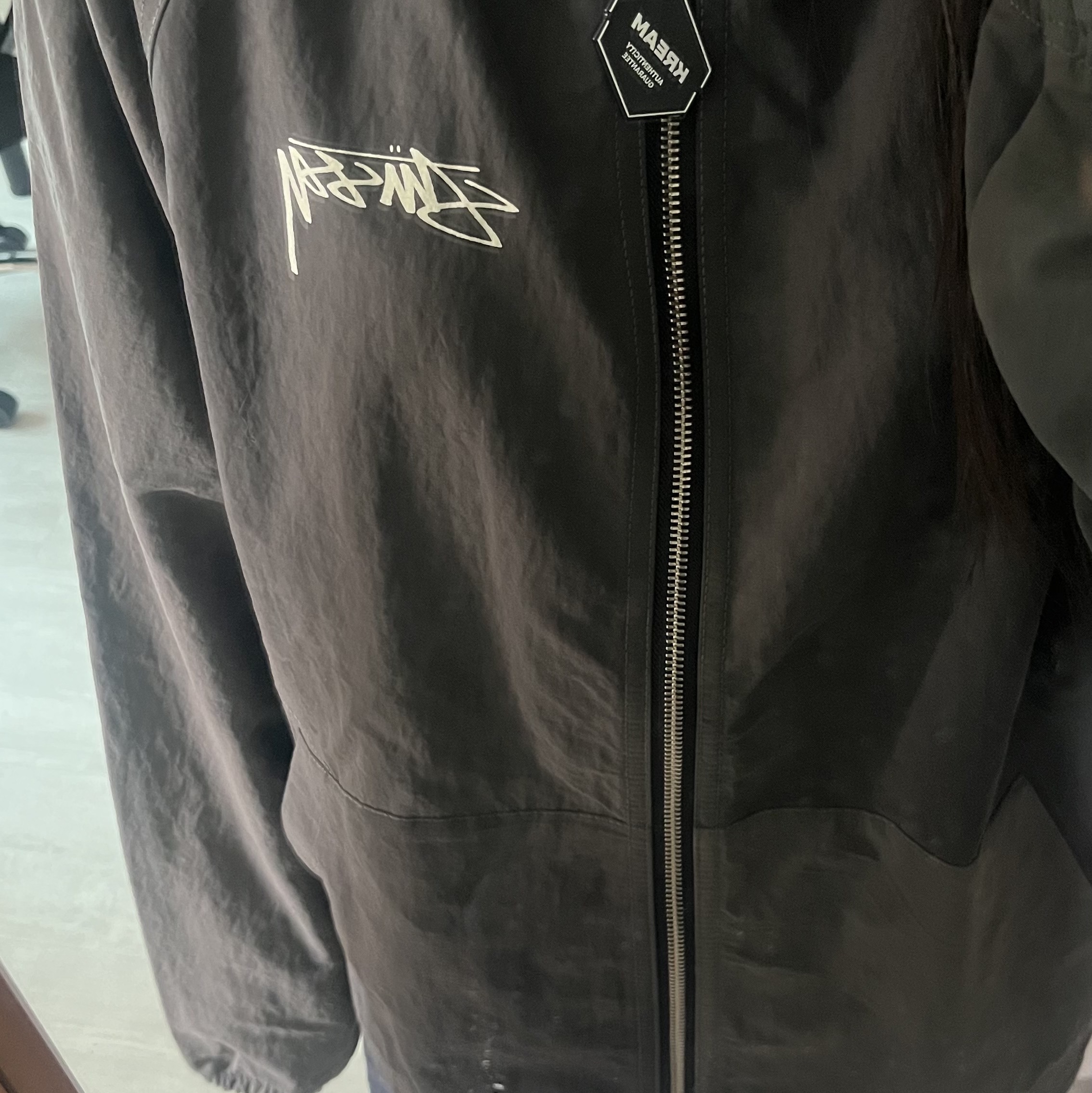 Stussy Wave Dye Beach Shell Jacket Black 착용 스타일