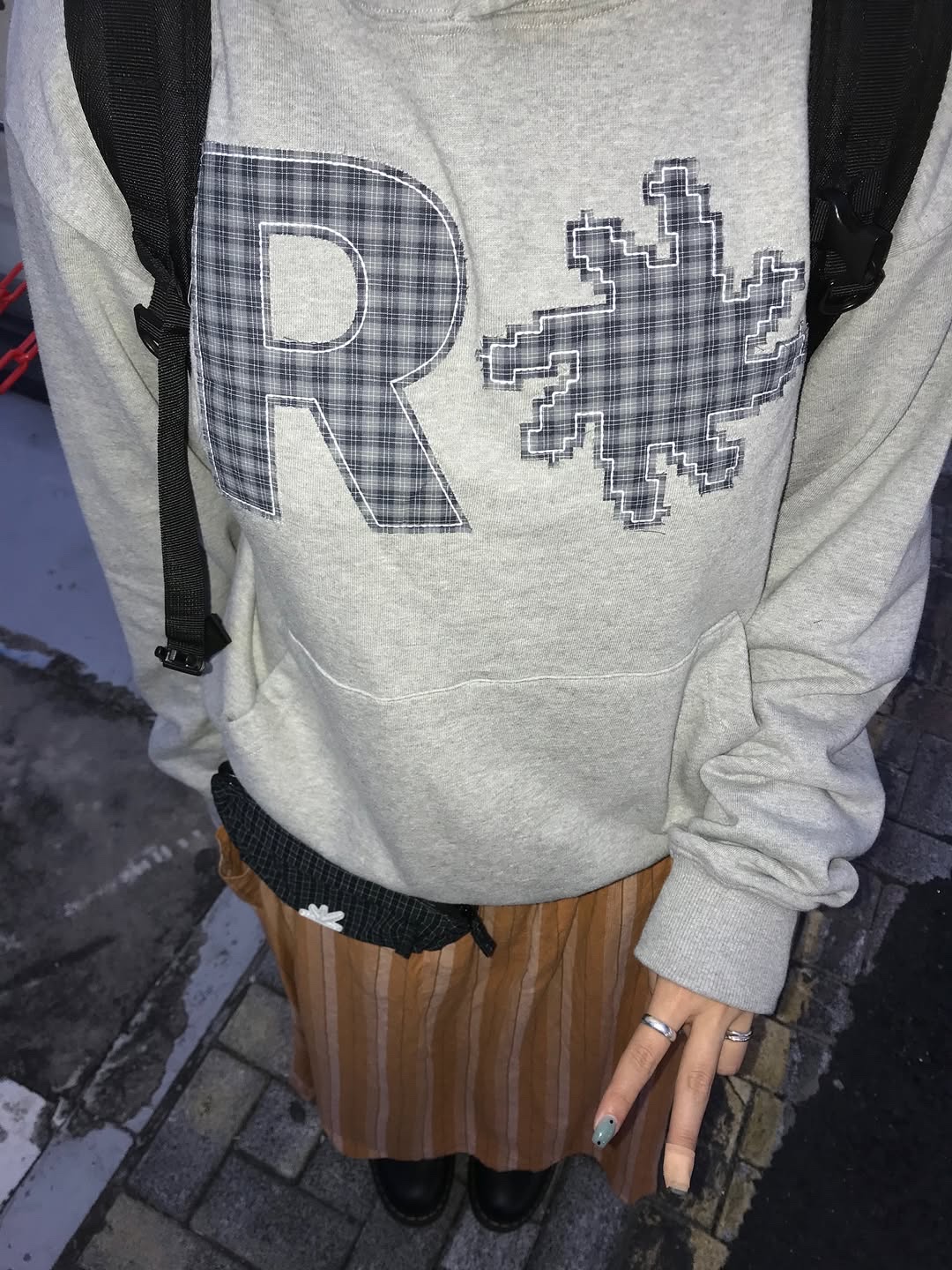 SLOW RECORD HOUSE Check Patch Hoodie Grey 착용 스타일 - 4