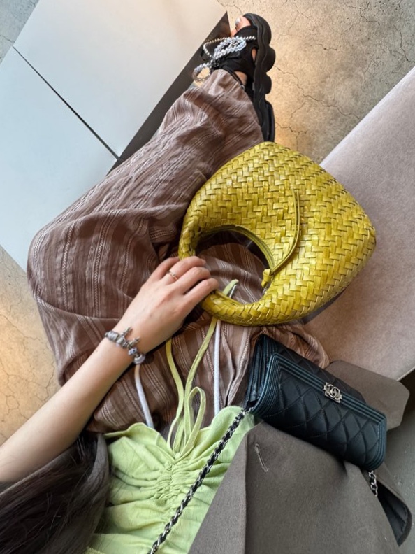 & Other Stories Small Braided Leather Bag Olive, Chanel Boy Chanel Long Flap Wallet Grained Calfskin & Ruthenium Black 착용 스타일 - 1
