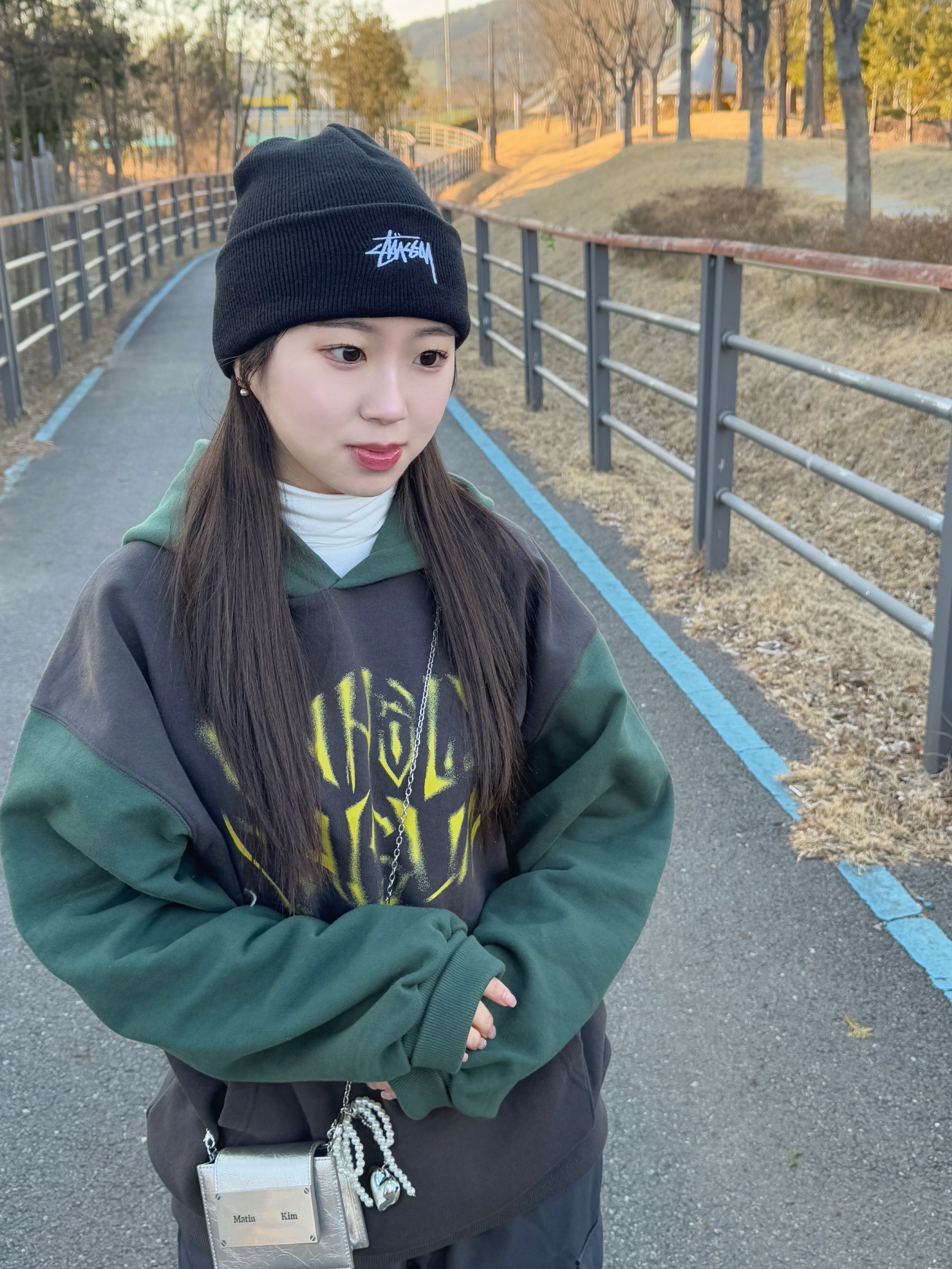 Stussy Stock Cuff Beanie Black, Matin Kim Accordion Mini Bag Silver 착용 스타일