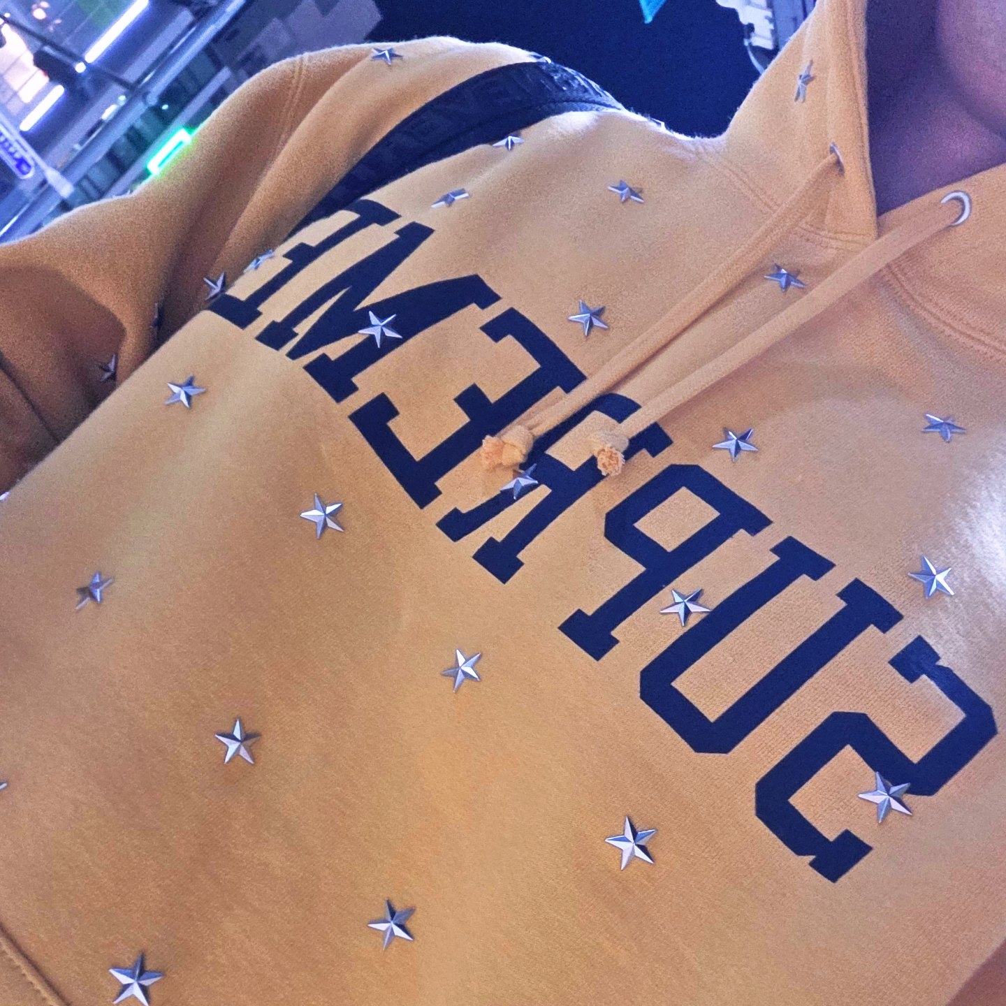 Supreme Stars Studded Hooded Sweatshirt Dusty Gold - 25FW 착용 스타일 - 3