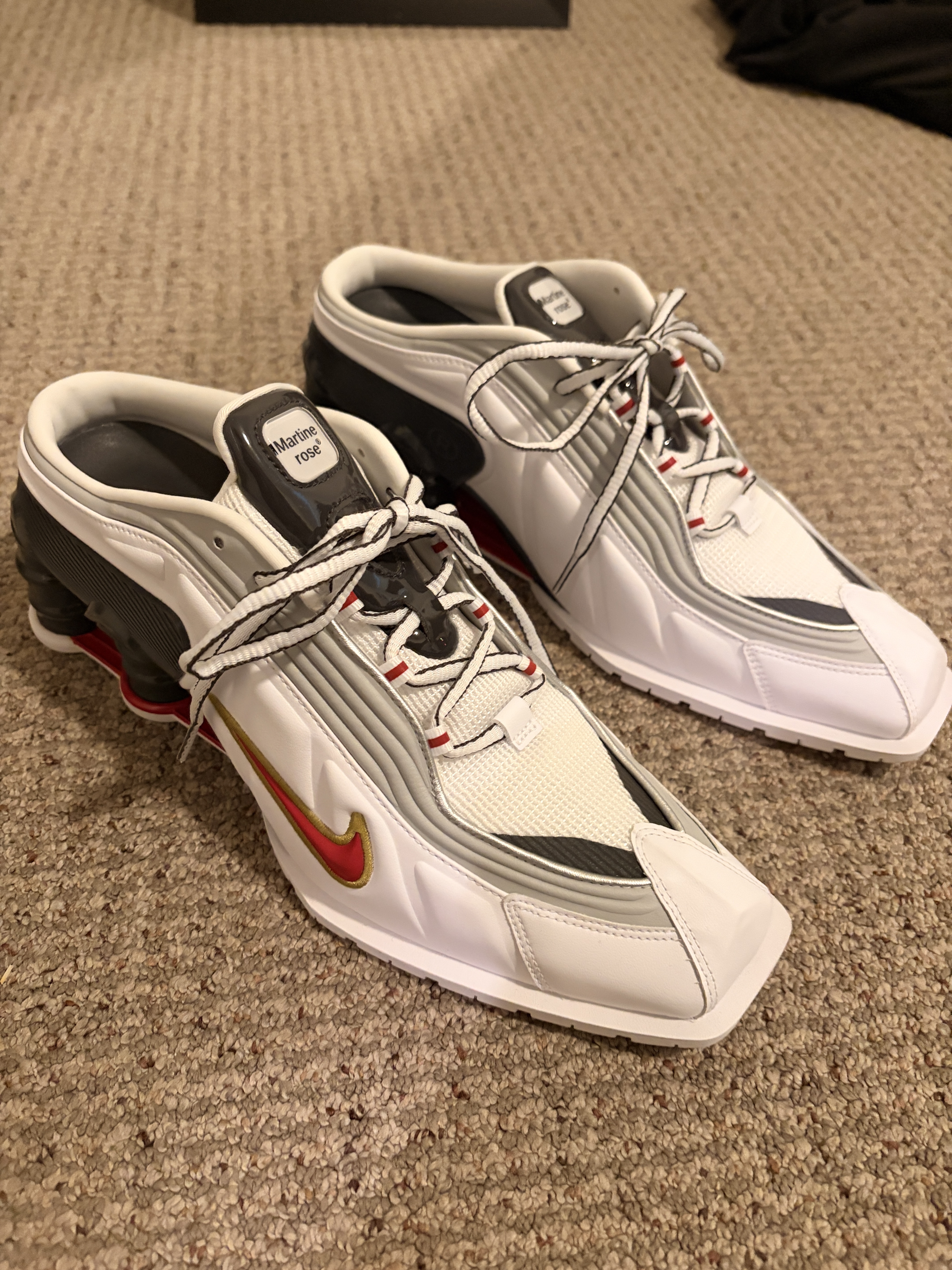 Nike x Martine Rose Shox MR4 White and Varsity Red 착용 스타일 - 4