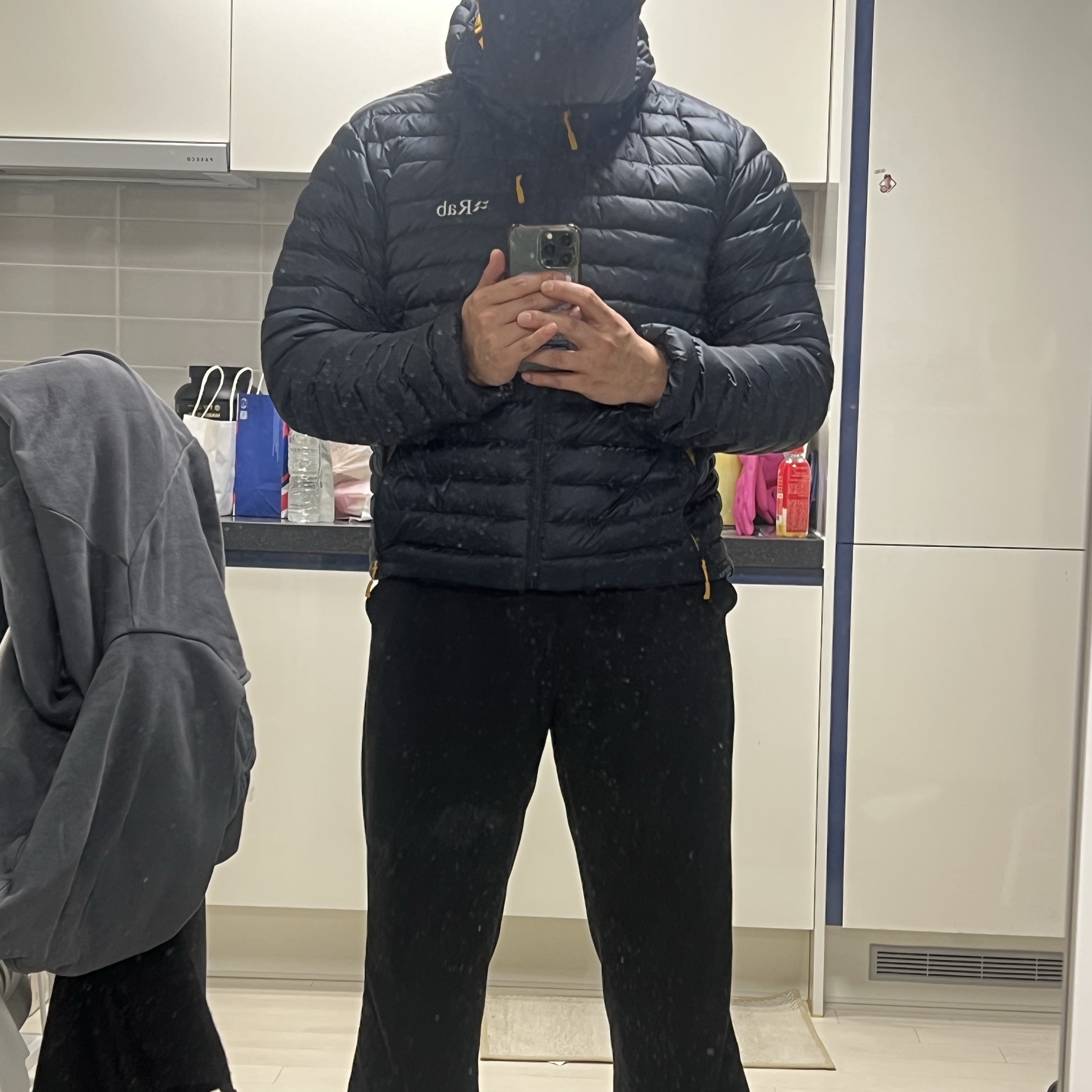 Rab Microlight Alpine Jacket Beluga 착용 스타일