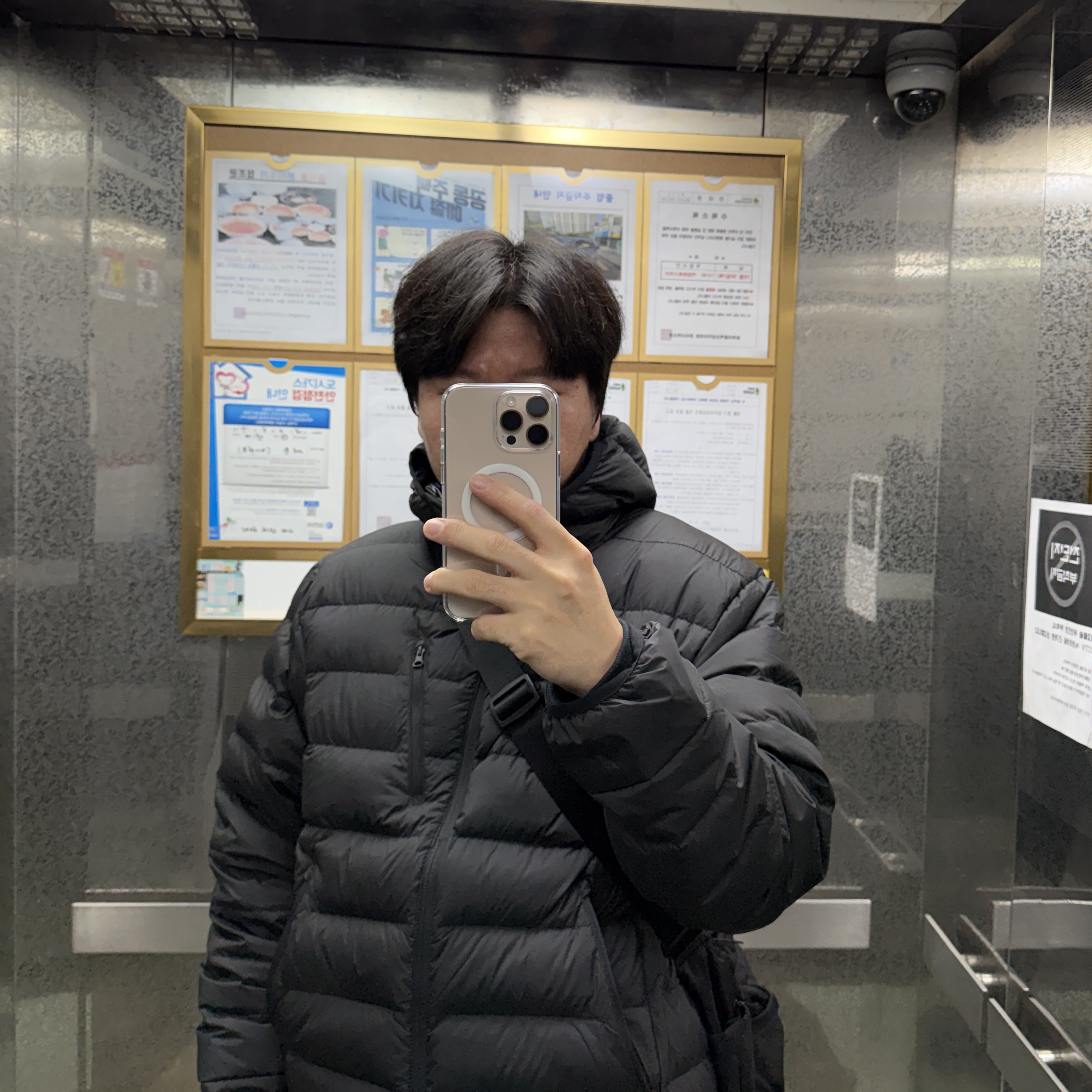 Musinsa Standard City Leisure Hooded Light Down Jacket Black, Uniqlo Multi Pocket Shoulder Bag Black 착용 스타일