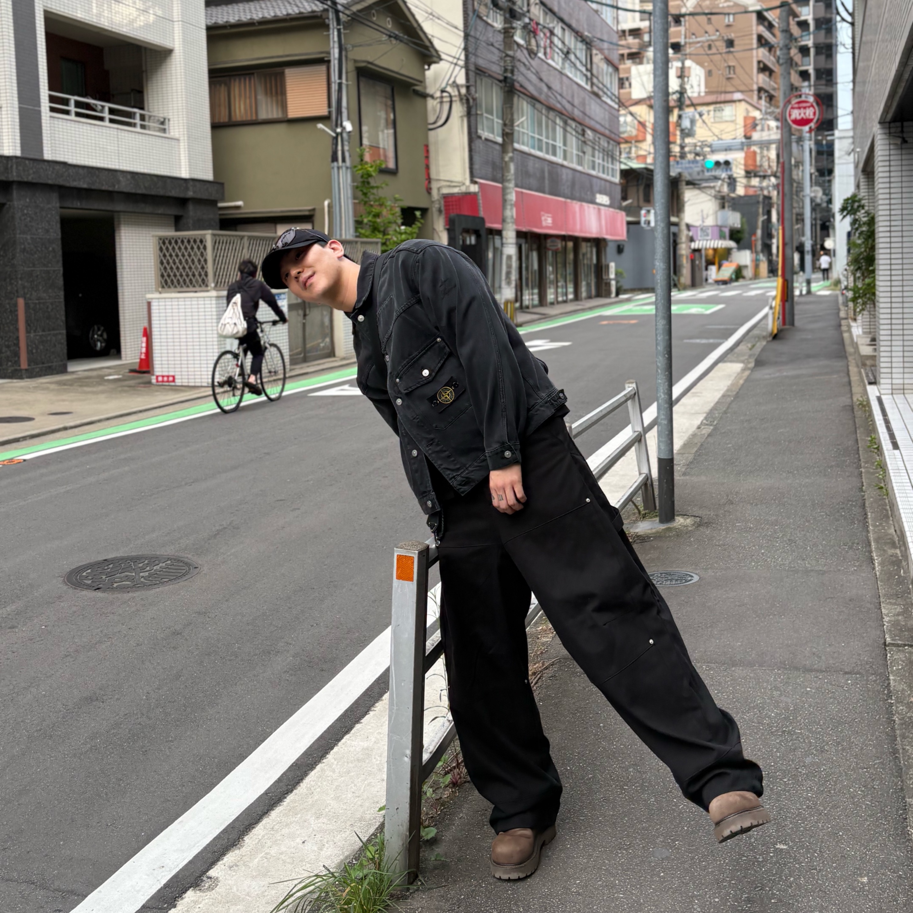 Supreme x Stone Island Denim Trucker Jacket Black - 23FW, LOSTGARDEN Route Brown 착용 스타일 - 1