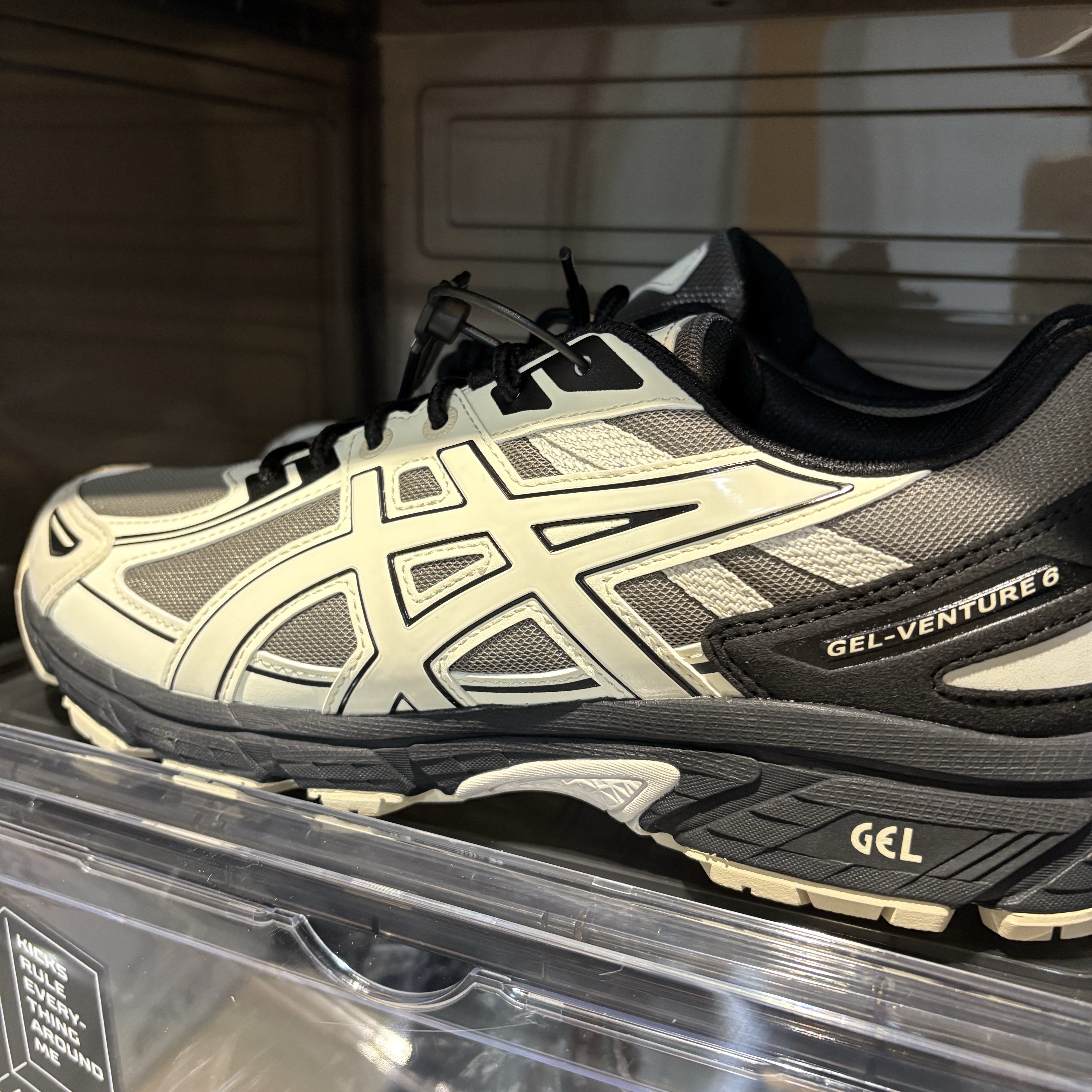 Asics Gel-Venture 6 Mink Vanila 착용 스타일