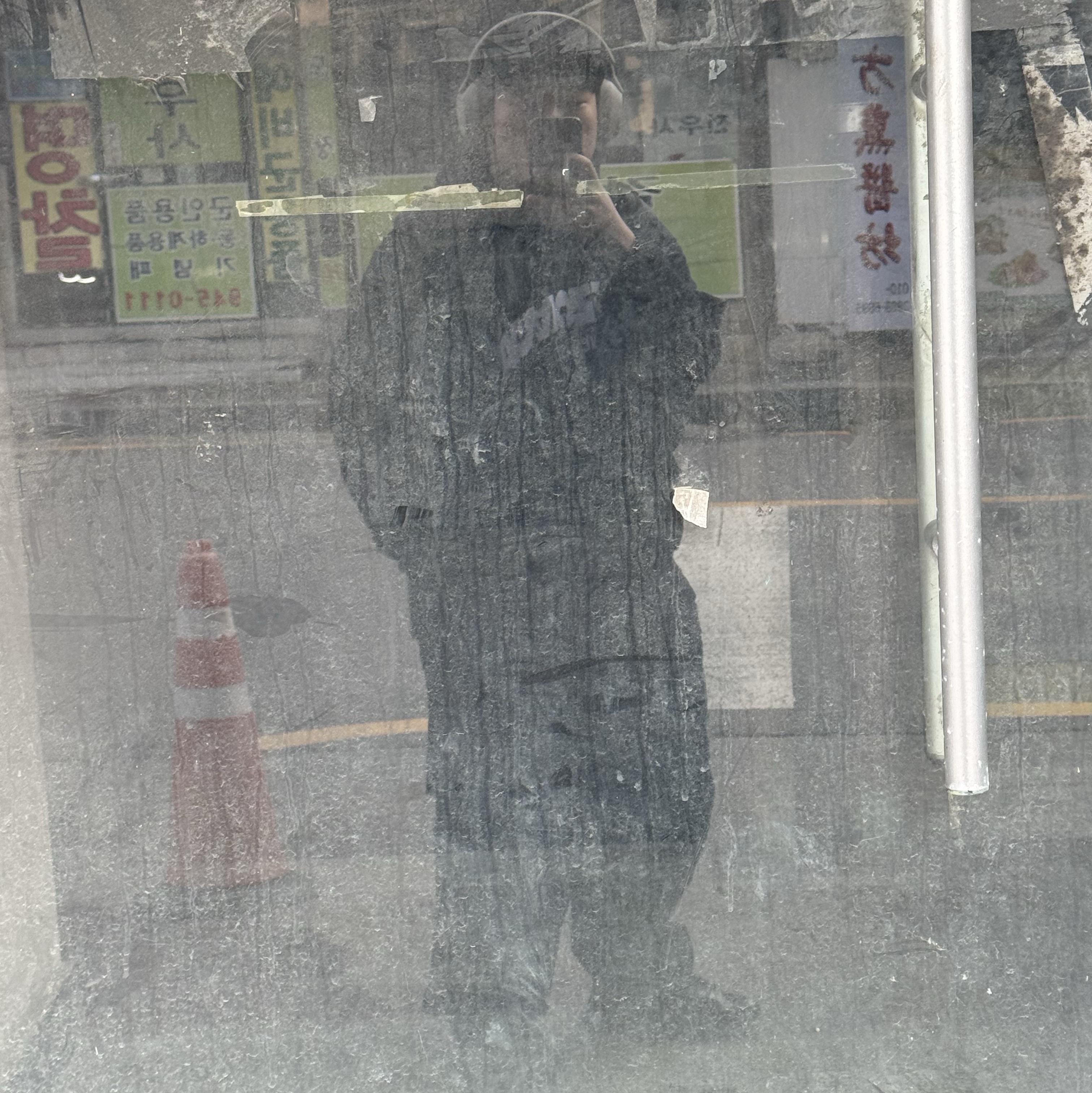 Balenciaga Back Flip Round Hoodie Oversized Black White, Nike ACG Smith Summit Zip Cargo Pants Black Anthracite - Asia 착용 스타일