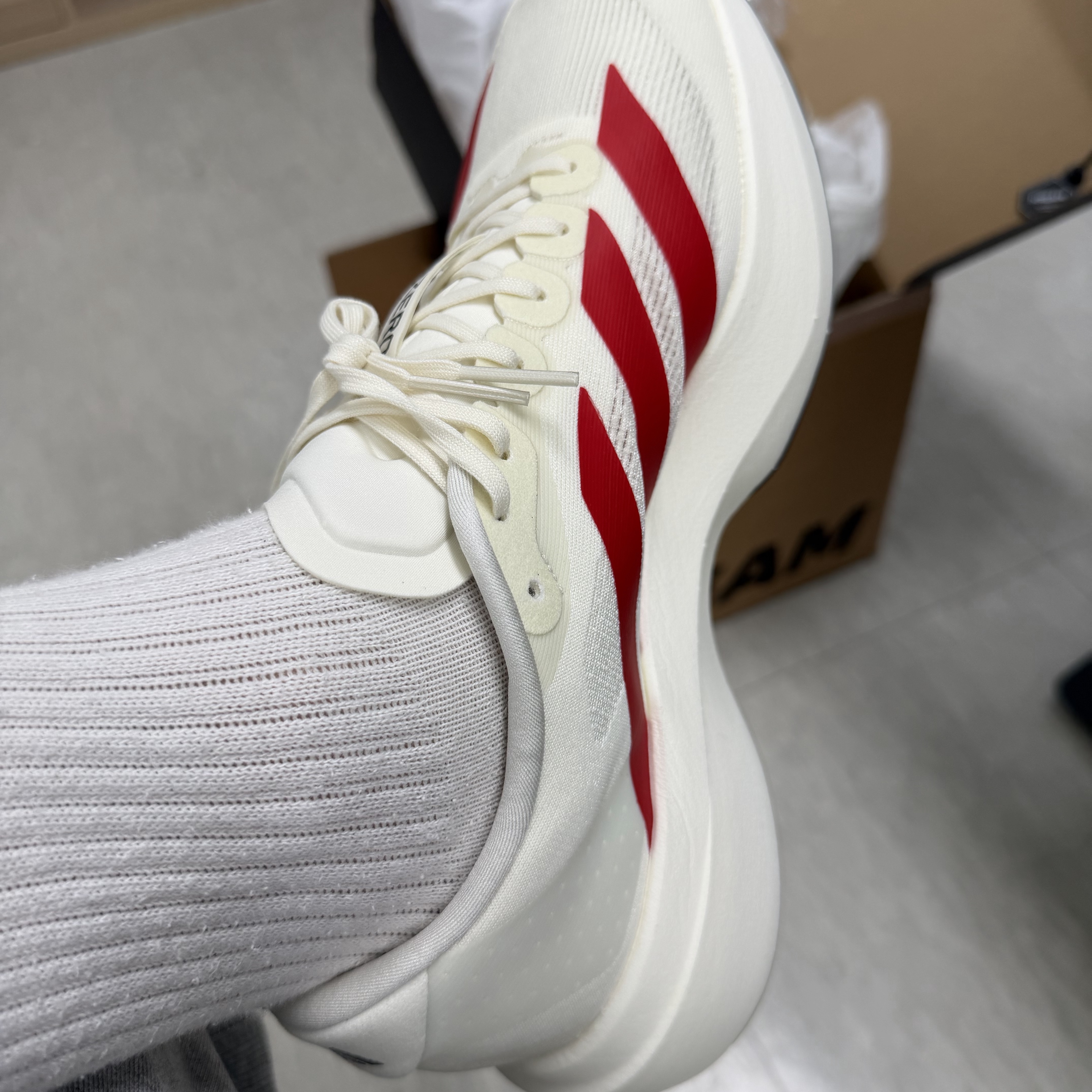 Adidas Adizero EVO SL Off White Better Scarlet 착용 스타일