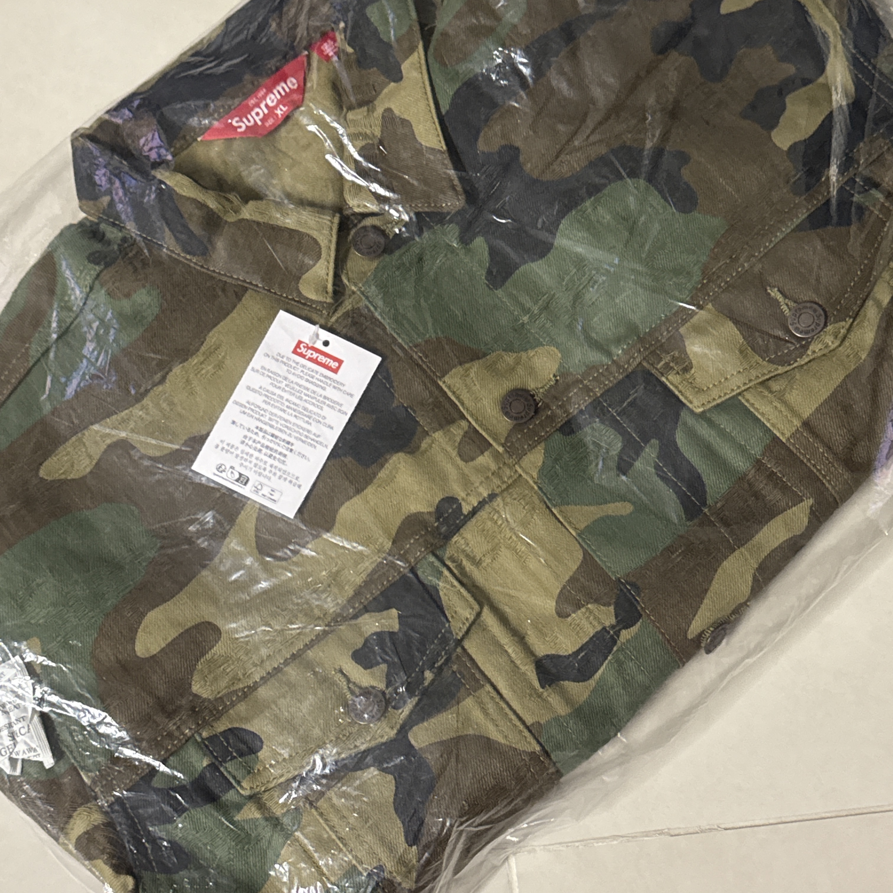 Supreme Jacquard Logos Denim Trucker Jacket Woodland Camo - 25FW 착용 스타일