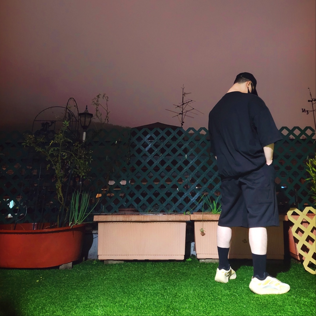 BAPE Ape Head One Point Panel Cap Black, Adidas Yeezy 700 V3 Safflower 착용 스타일 - 3