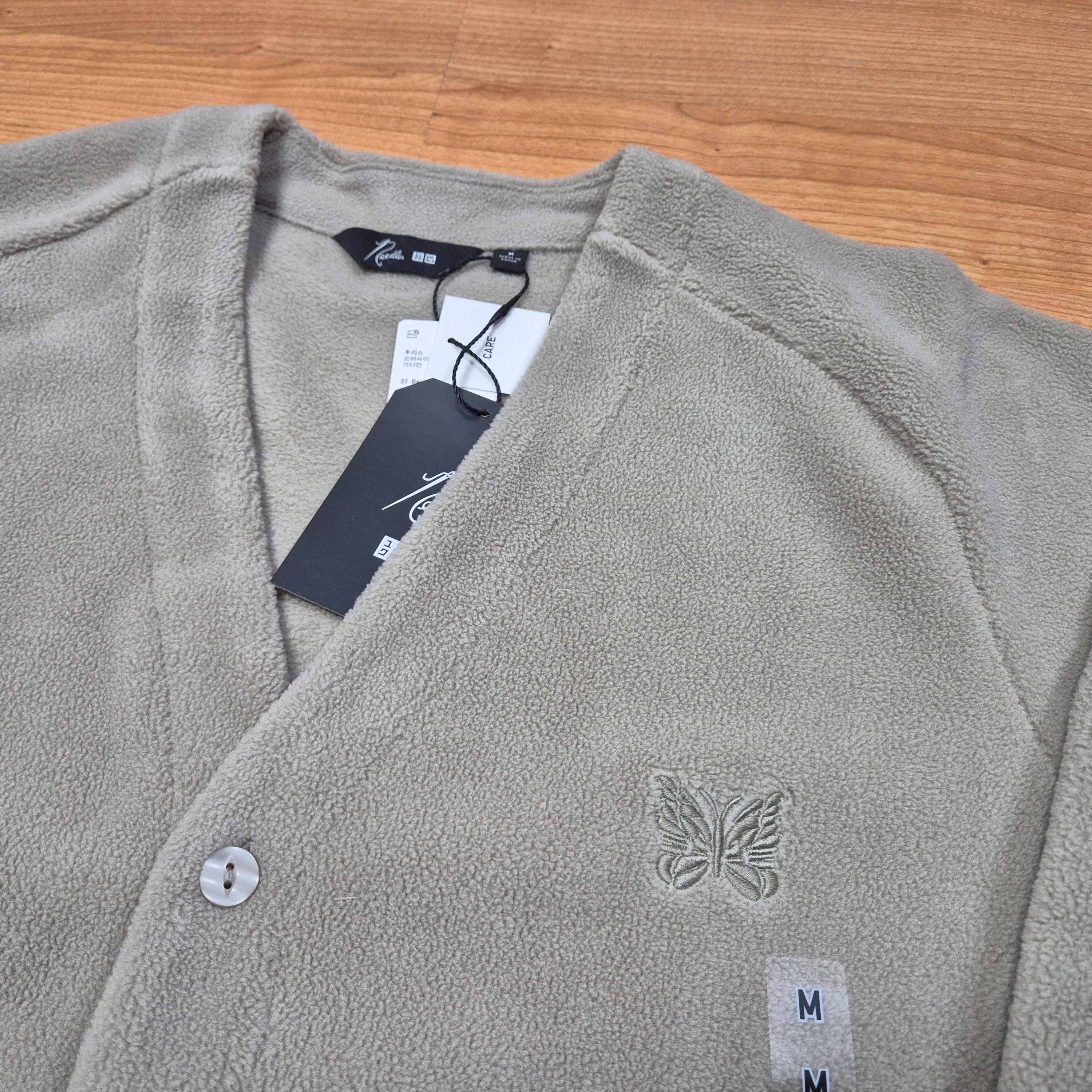 Uniqlo x Needles Fleece Oversized Cardigan Black - KR, Uniqlo x Needles Fleece Oversized Cardigan Beige - KR 착용 스타일 - 3