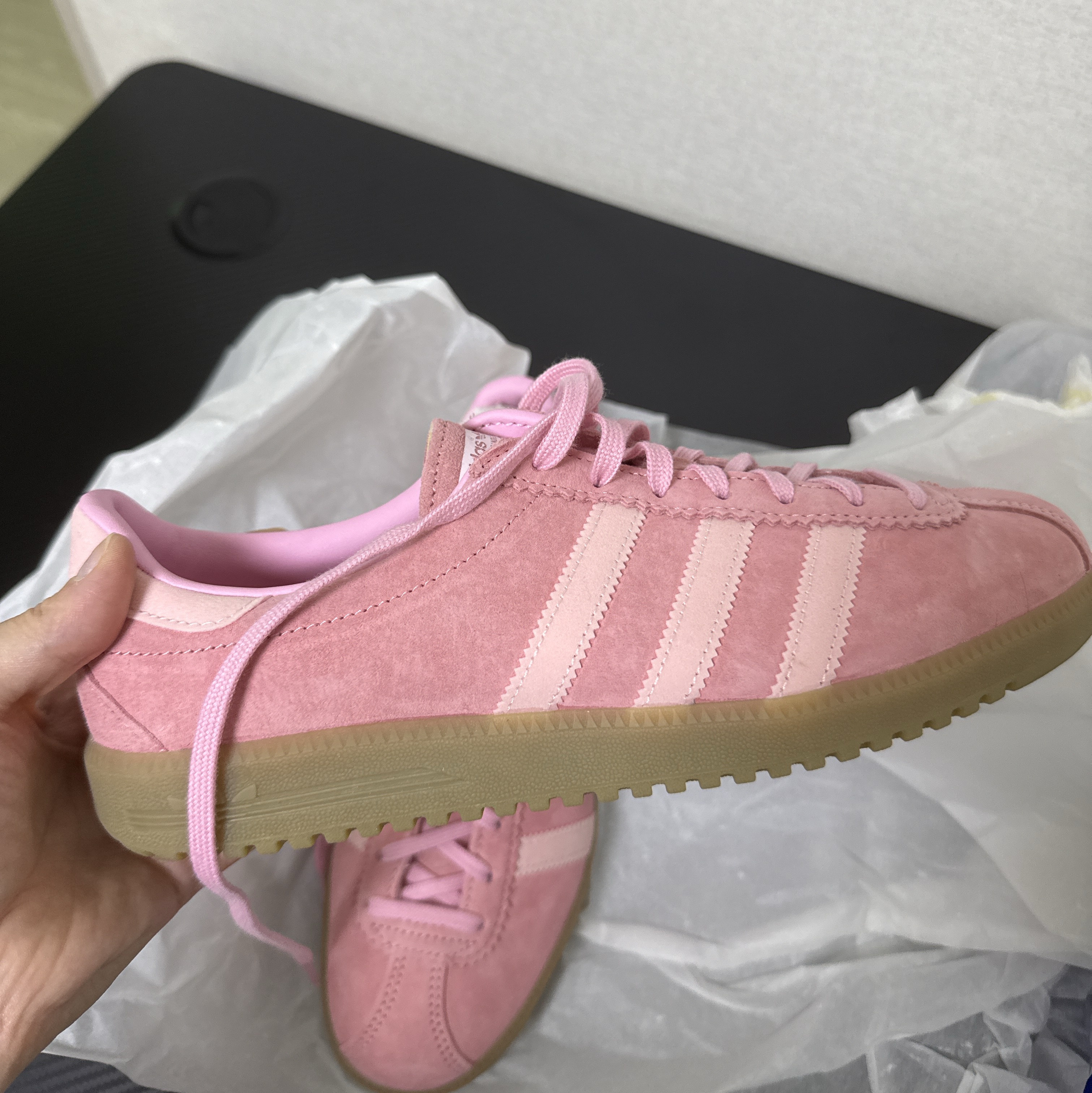 Adidas Bermuda Glow Pink 착용 스타일 - 2