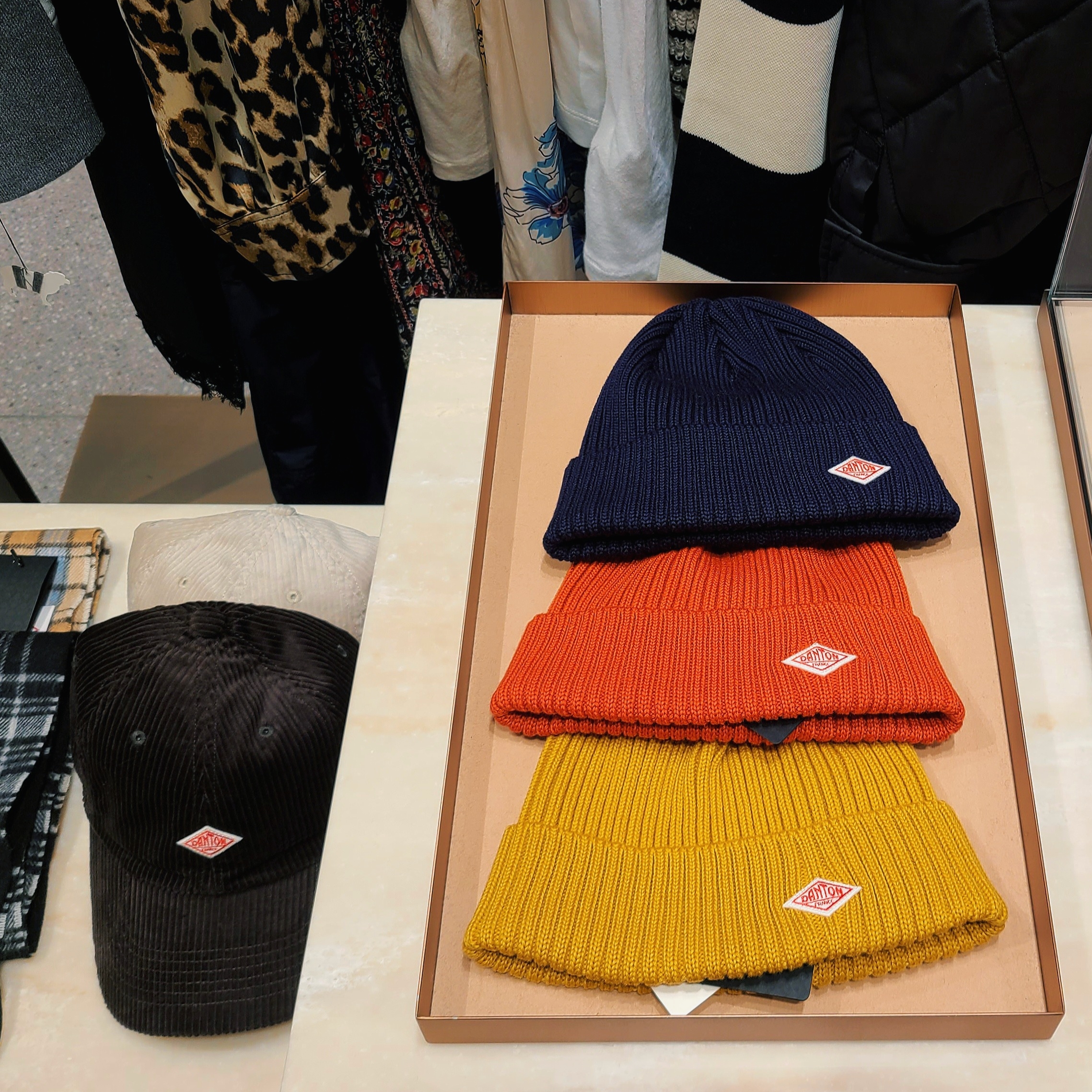 New Balance 327 White Black, Danton Wool Rib Knit Beanie Apricot 착용 스타일 - 2