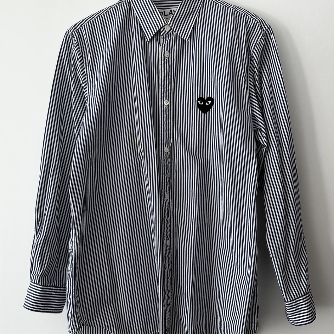 (W) Play Comme des Garcons Striped Black Heart Shirt Blue 착용 스타일