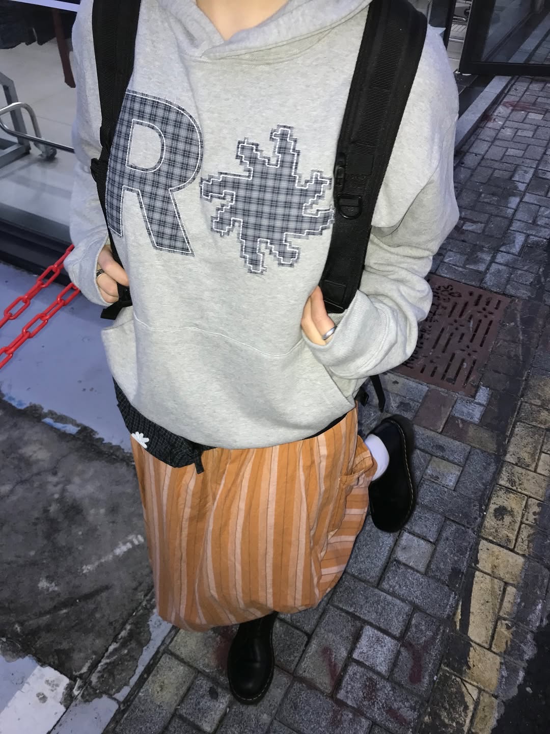 SLOW RECORD HOUSE Check Patch Hoodie Grey 착용 스타일 - 3