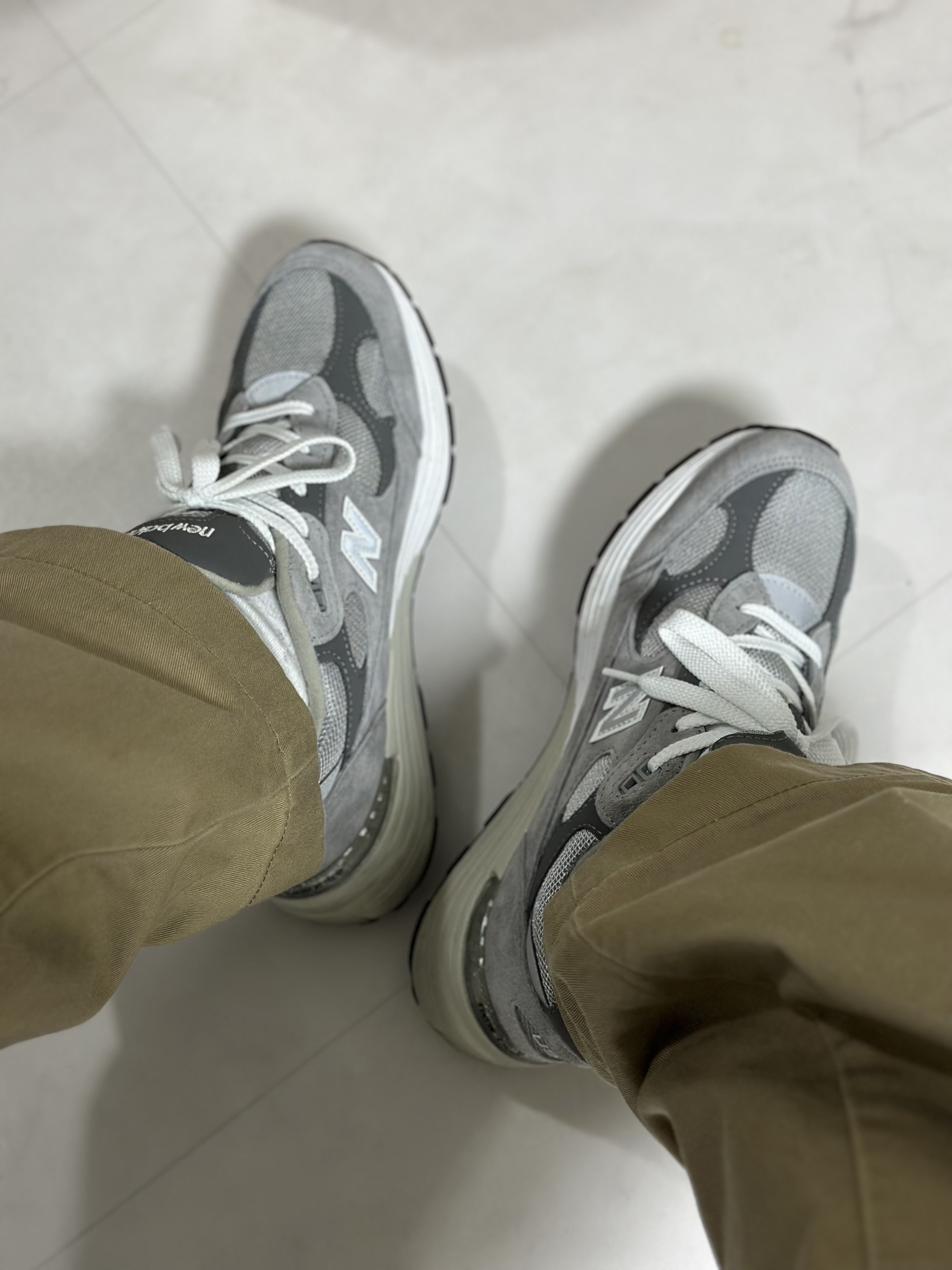 New Balance 992 Made in USA Core Grey Silver Metallic 착용 스타일