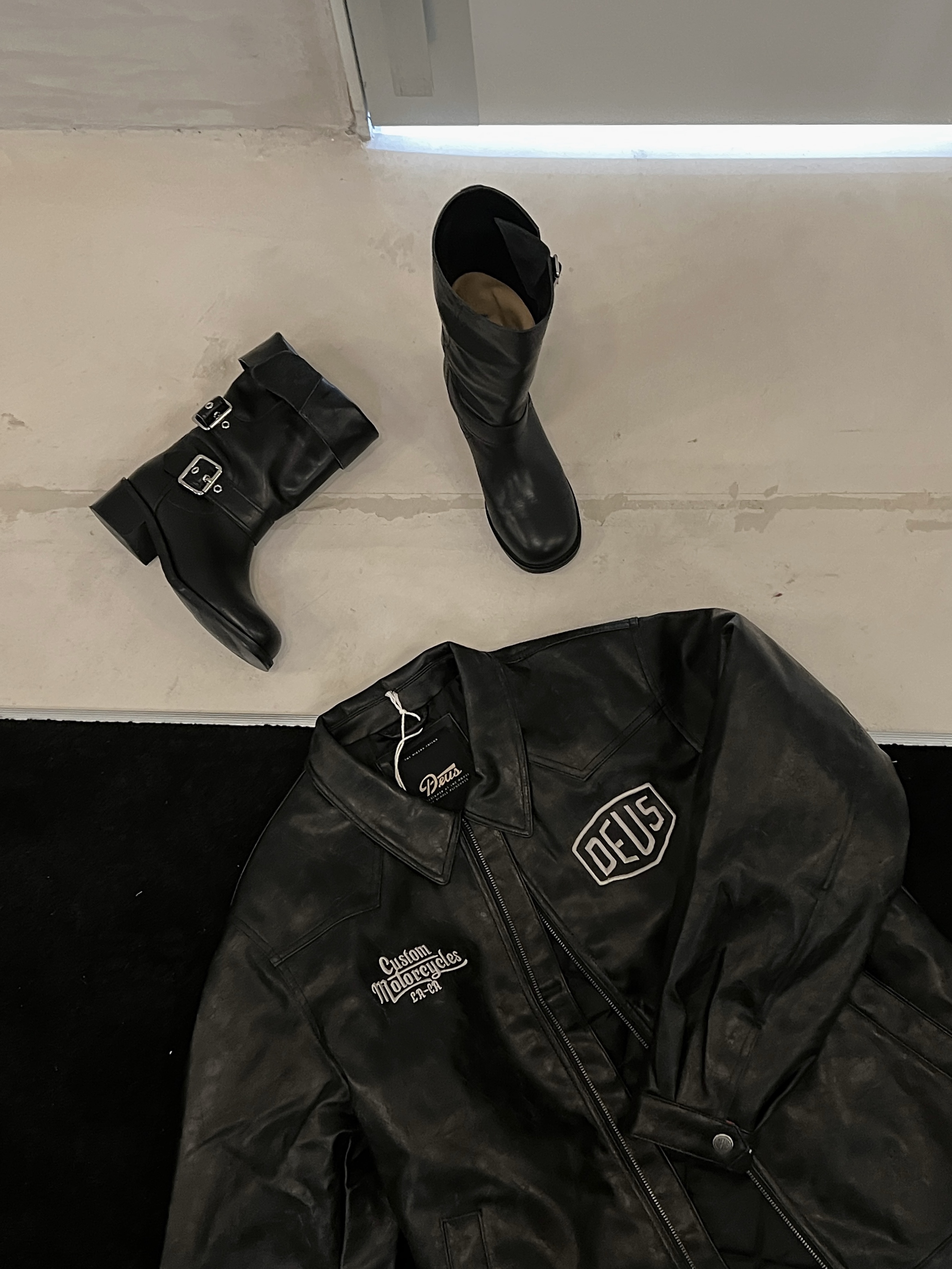 Deus Ex Machina Rider’s Friend Jacket Black, Deus Ex Machina Shield Garment Dyed Dad Cap Burgundy 착용 스타일 - 2