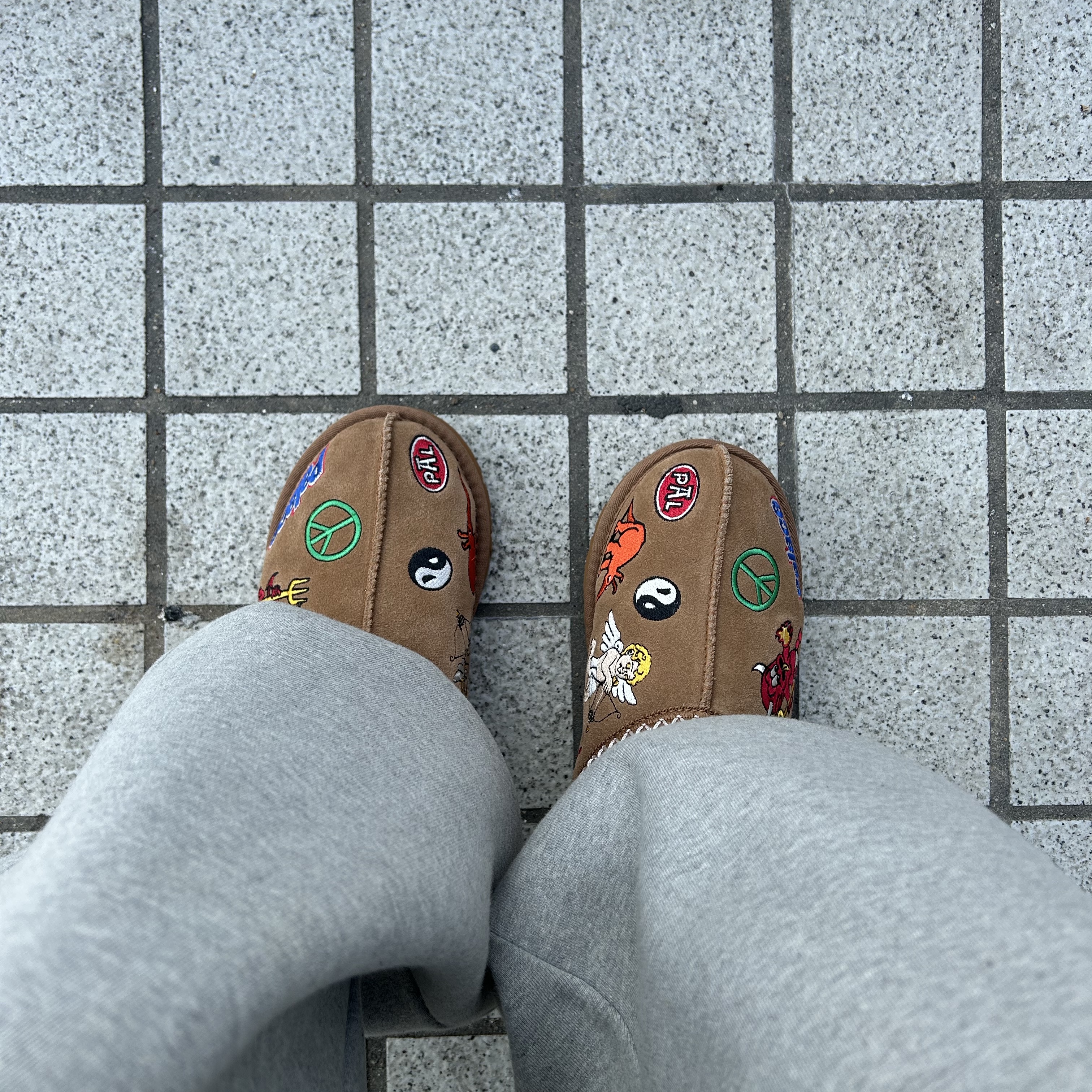UGG x Palace Tasman Slipper Chestnut, Undermycar Mu.03 Anti Fxxking Logo Play Oversized Sweat Jogger Melange Gray 착용 스타일