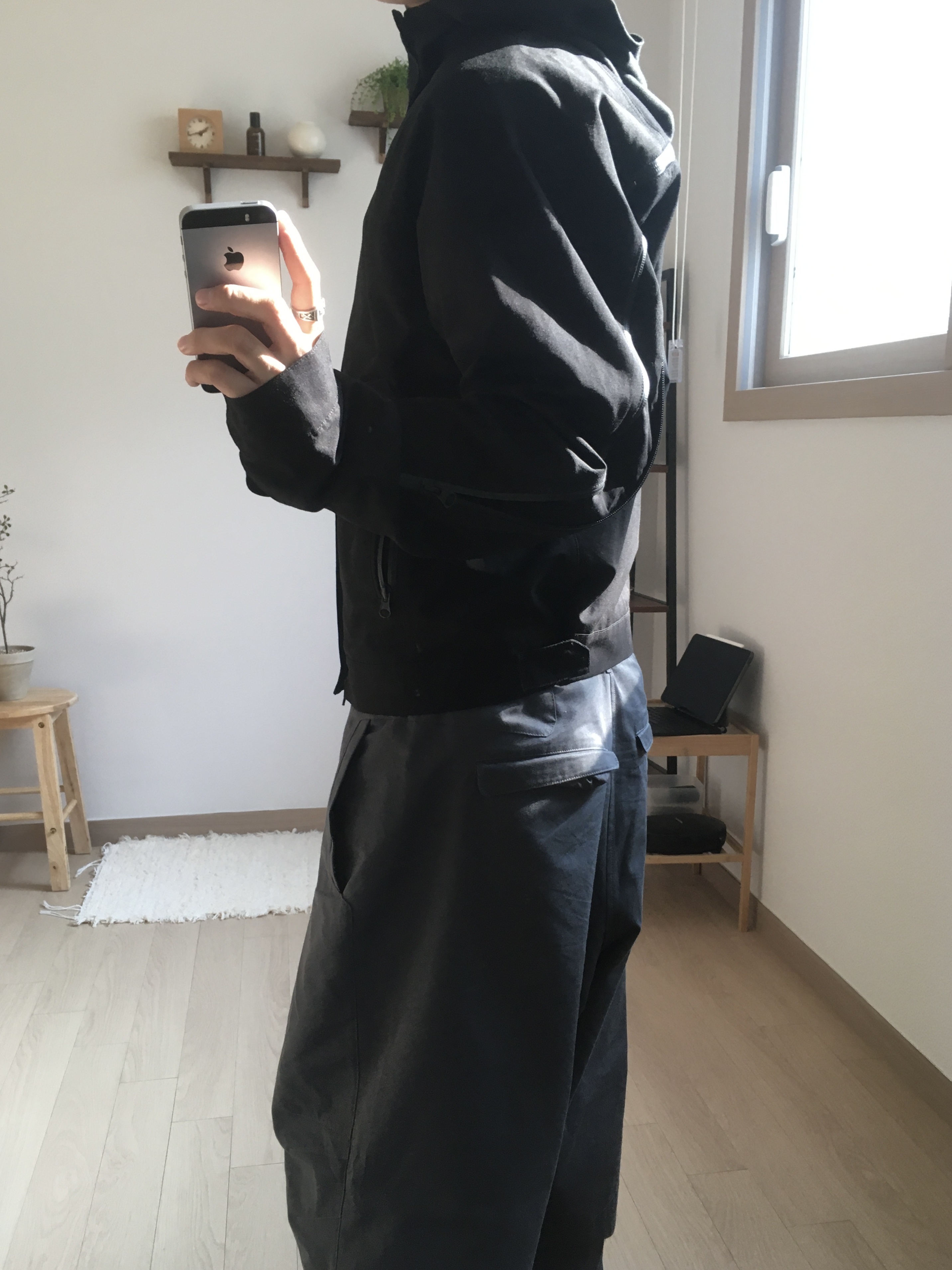 Sansan Gear Layered Pants Blue Charcoal, Hyein Seo Backpack Black 착용 스타일 - 1