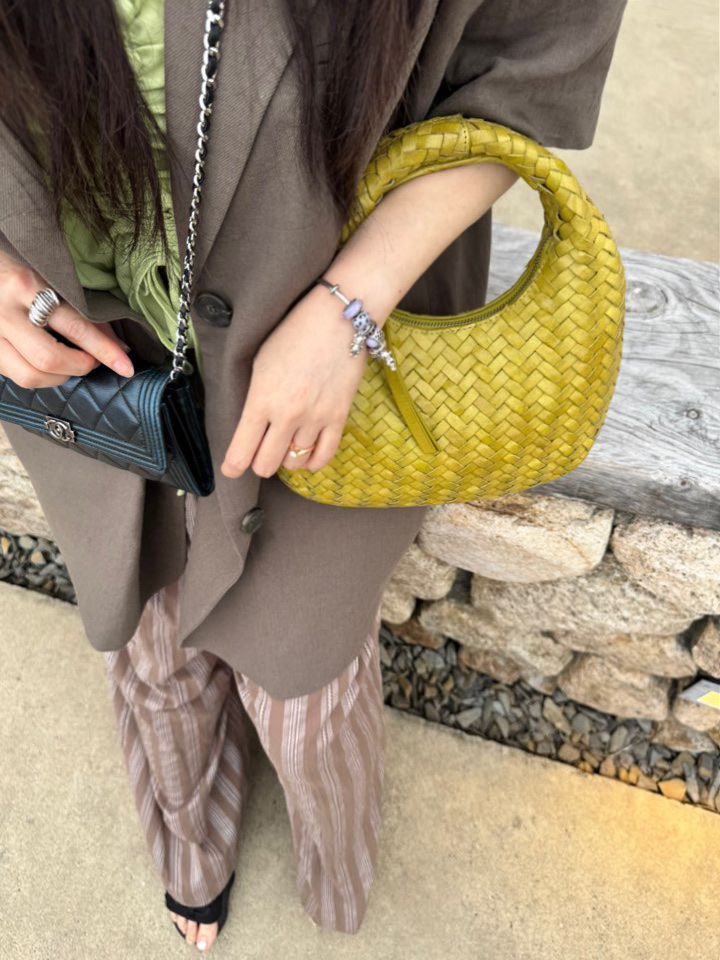 & Other Stories Small Braided Leather Bag Olive, Chanel Boy Chanel Long Flap Wallet Grained Calfskin & Ruthenium Black 착용 스타일 - 2