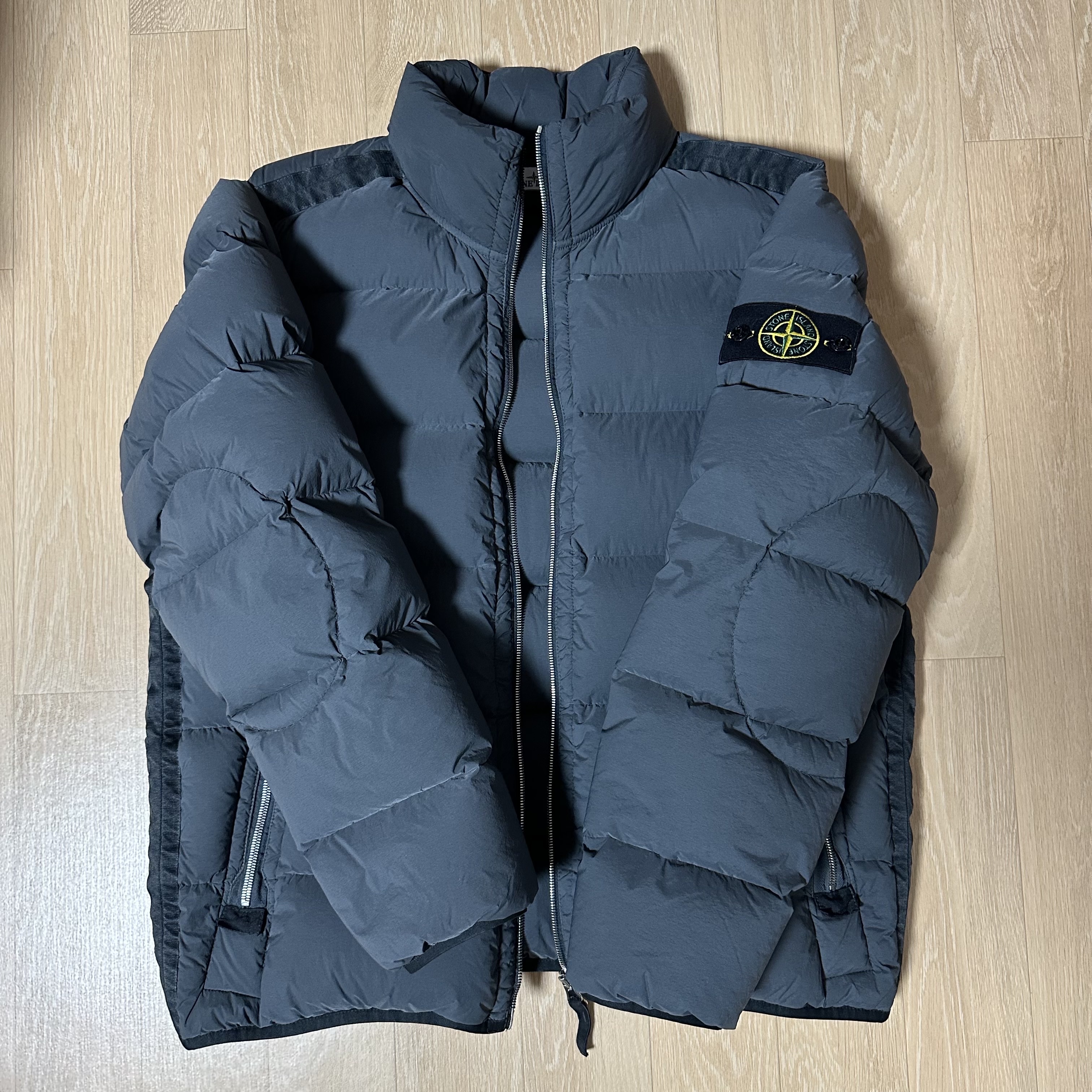 Stone Island 44028 Seamless Tunnel Nylon Down-TC Blouson Lead - 23FW 착용 스타일