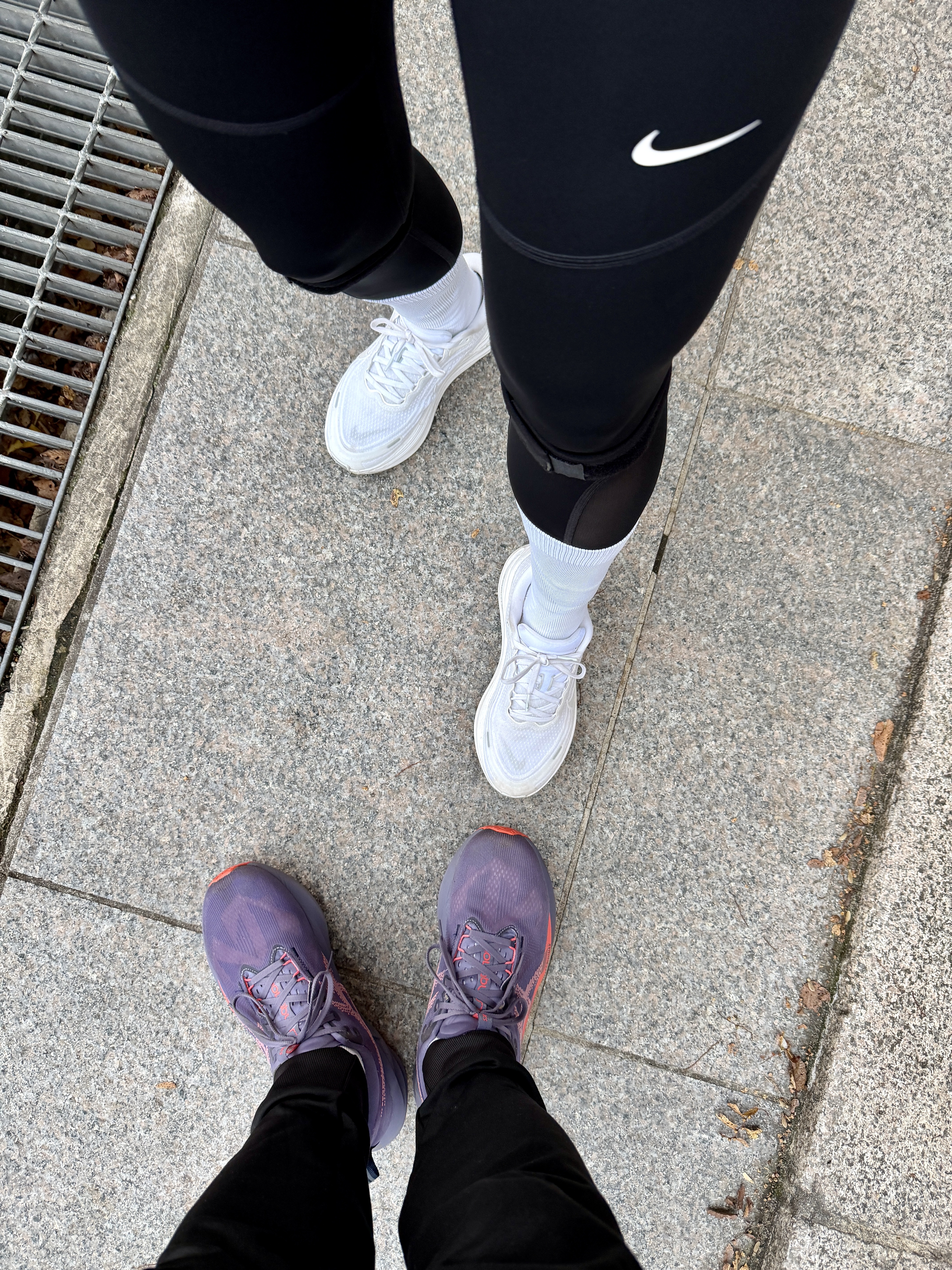 Asics Novablast 5 Greyish Purple Coral Reef, (W) Nike Vomero Plus White Photon Dust 착용 스타일 - 1