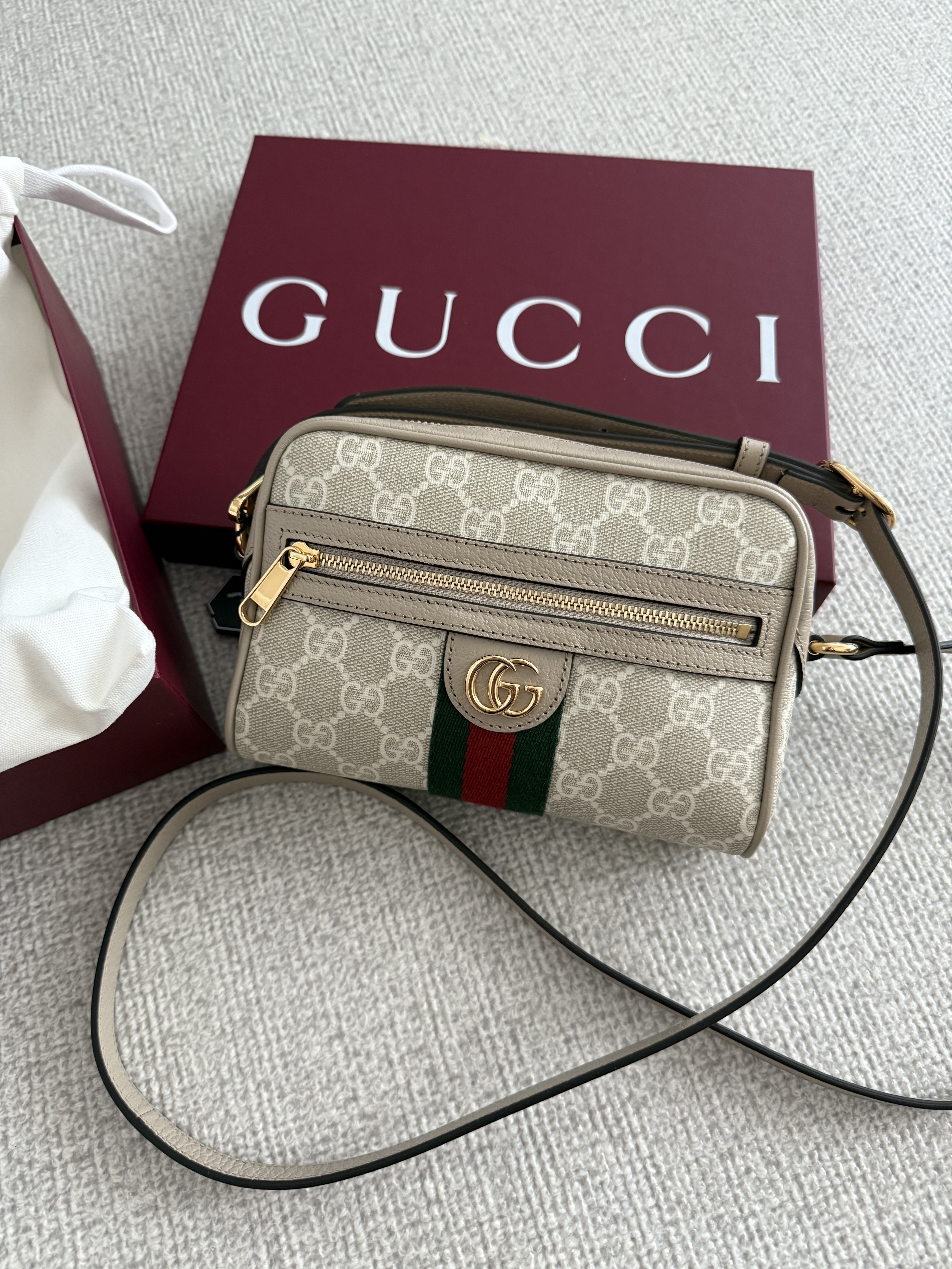 Gucci GG Supreme Canvas Crossbody Bag Beige White 착용 스타일