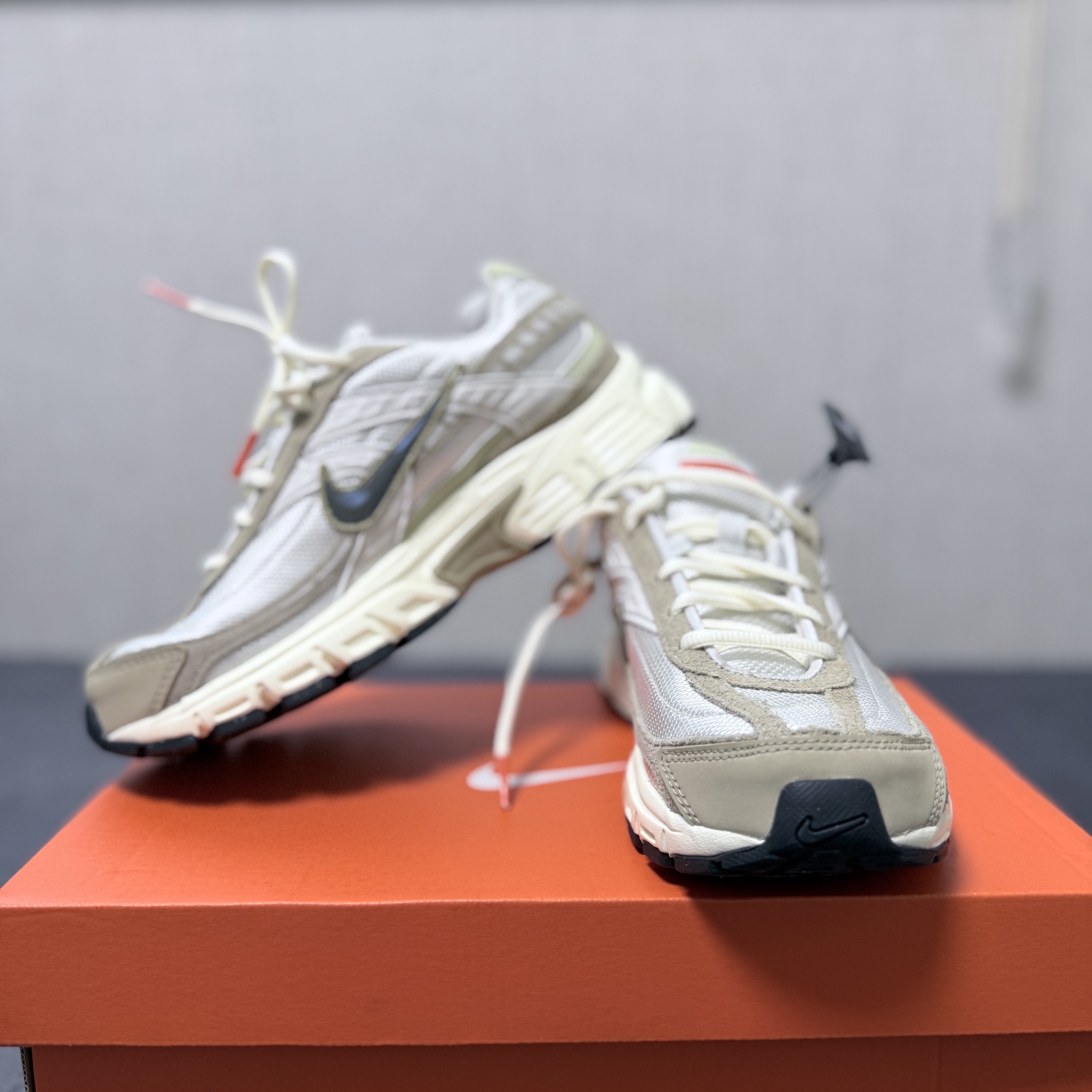 Nike Initiator Light Bone Limestone 착용 스타일 - 1