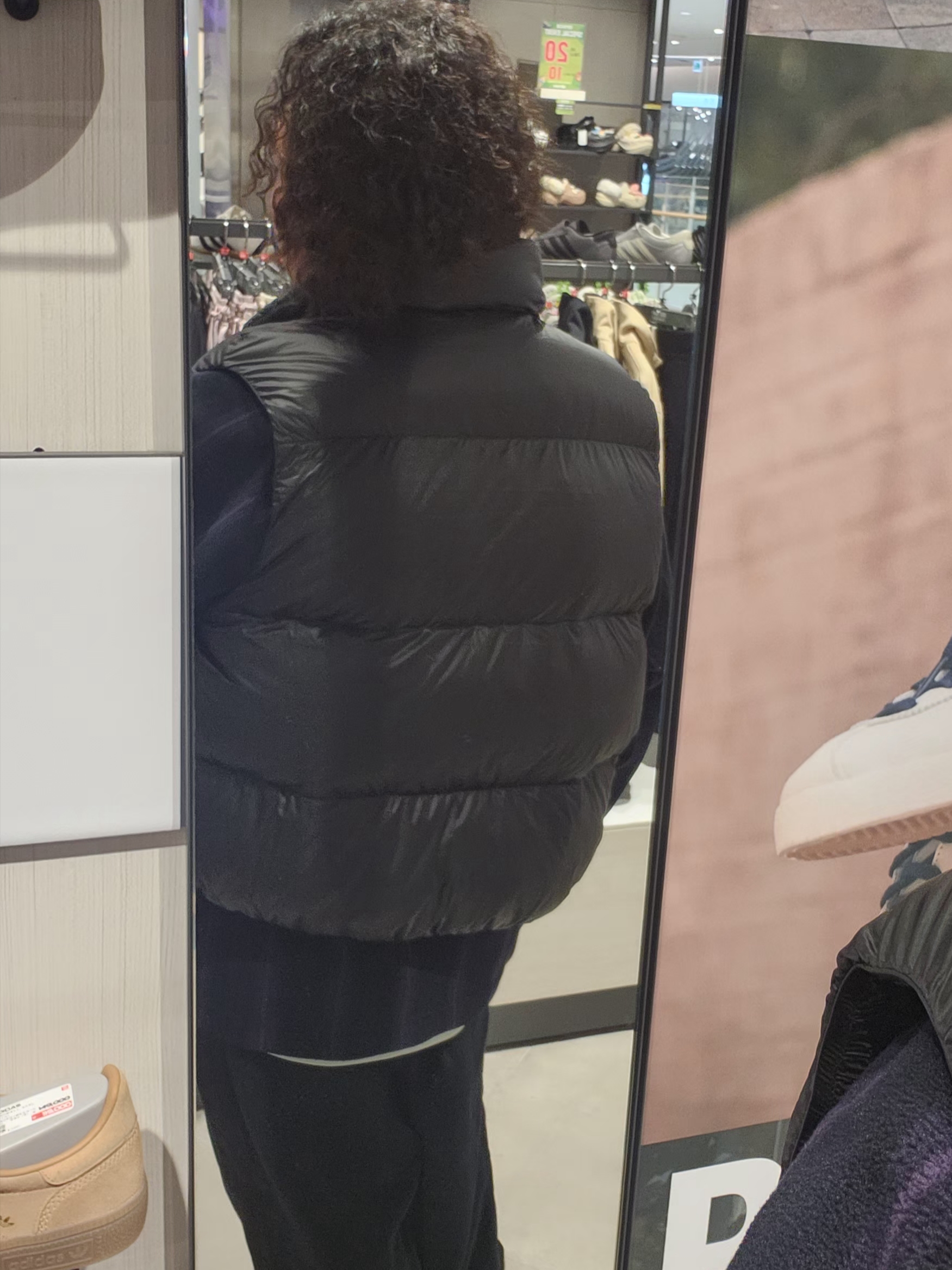 (W) Adidas Originals Essentials Oversized Down Vest Black - KR Sizing, Uniqlo x Needles Fleece Oversized Cardigan Black - KR 착용 스타일 - 4