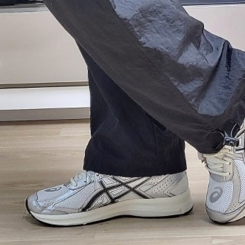 Asics Jog 100 S White Black - 2E Wide 착용 스타일