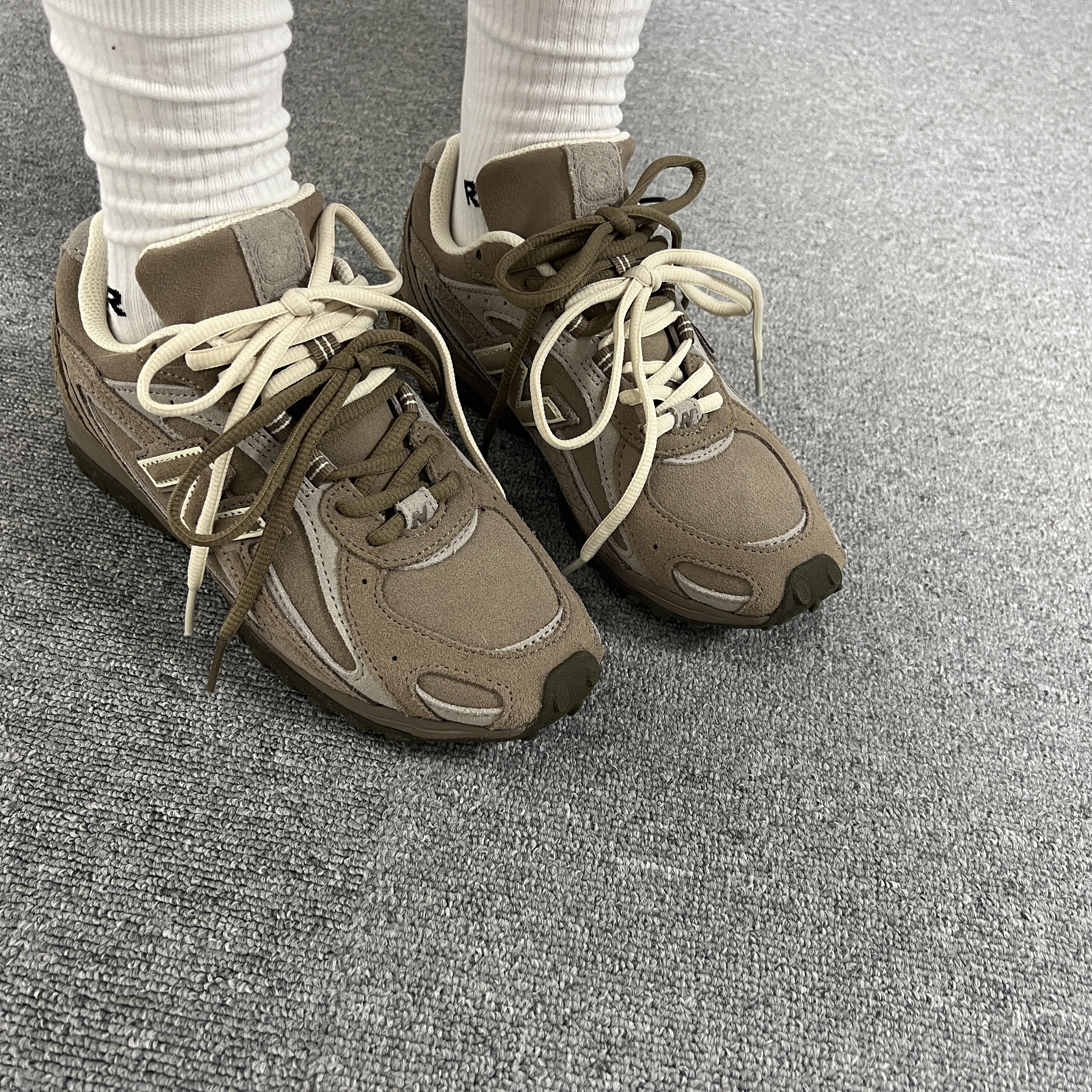 New Balance 204L Suede Mushroom Arid Stone 착용 스타일 - 2