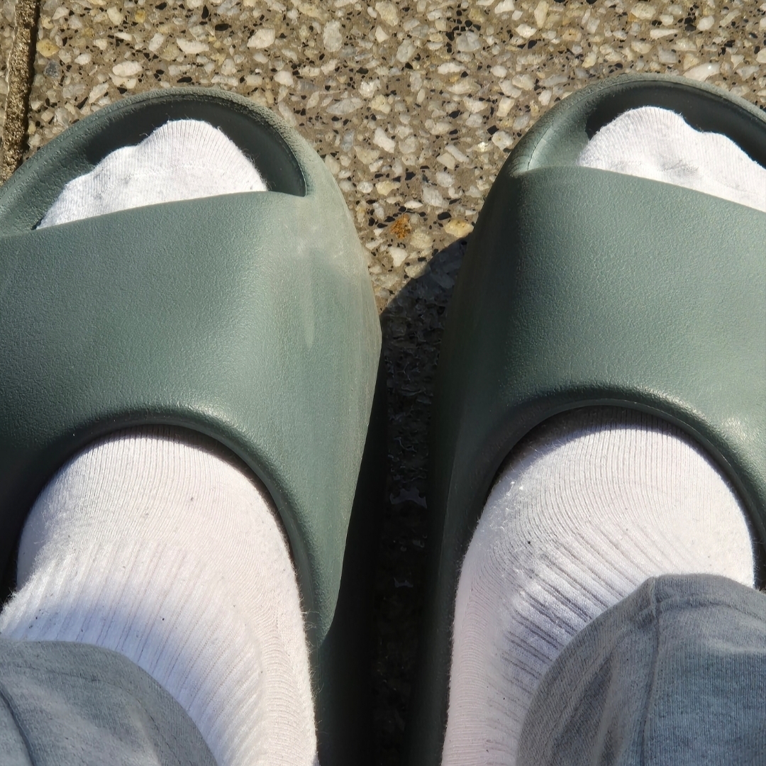 Adidas Yeezy Slide Slate Marine 착용 스타일