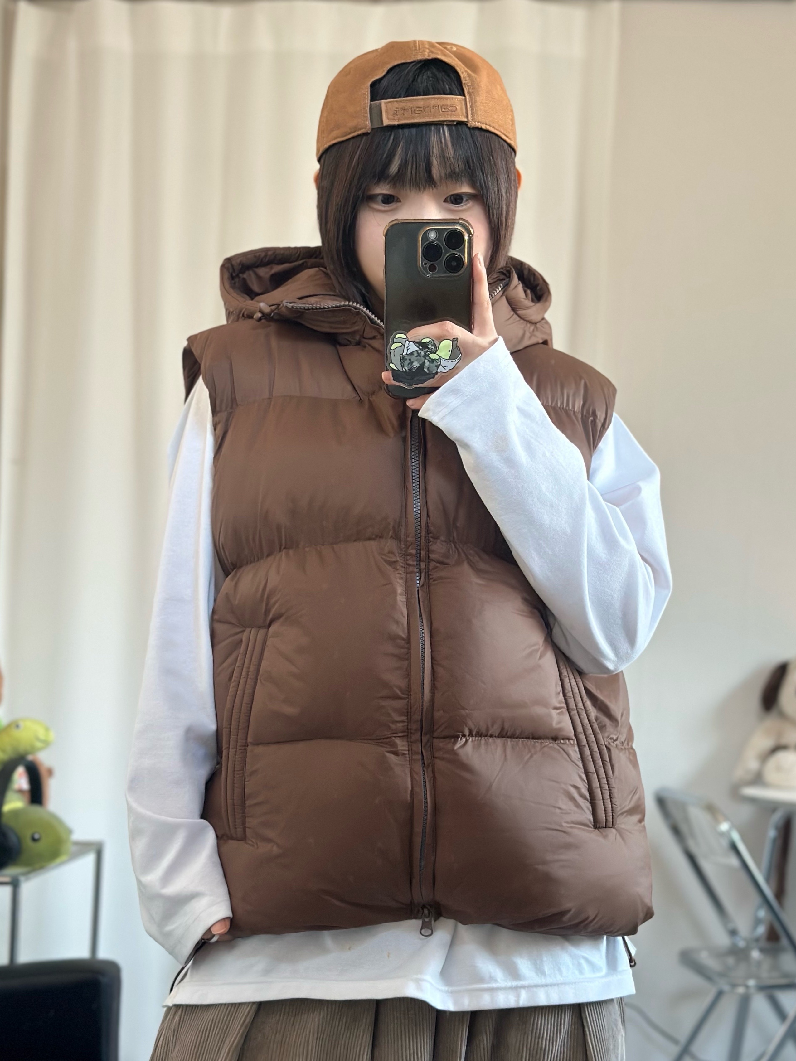 Carhartt Canvas Cap Carhartt Brown, (W) UGG Tasman Slipper Chestnut 착용 스타일 - 1