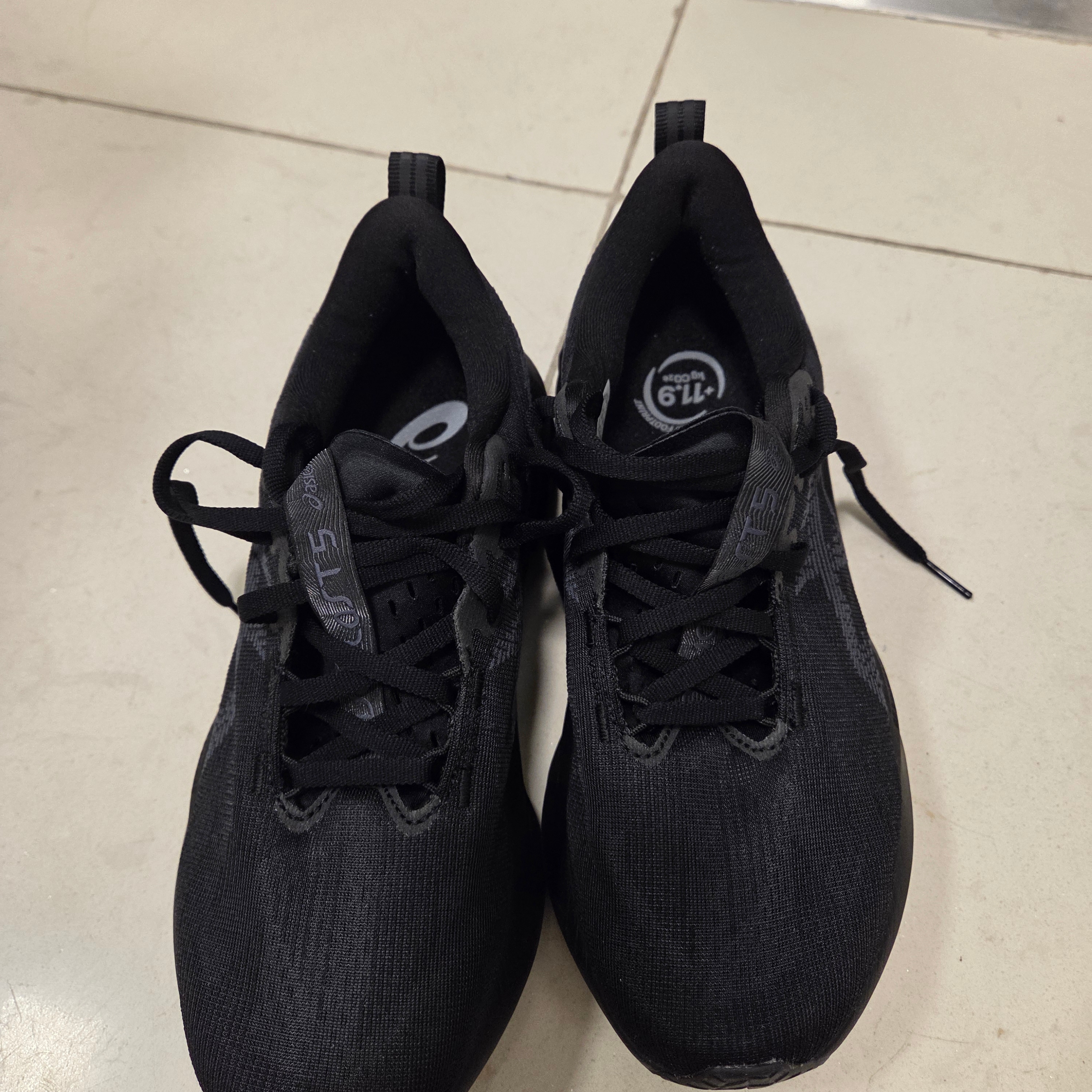 Asics Novablast 5 Black Carrier Grey - 2E Wide 착용 스타일