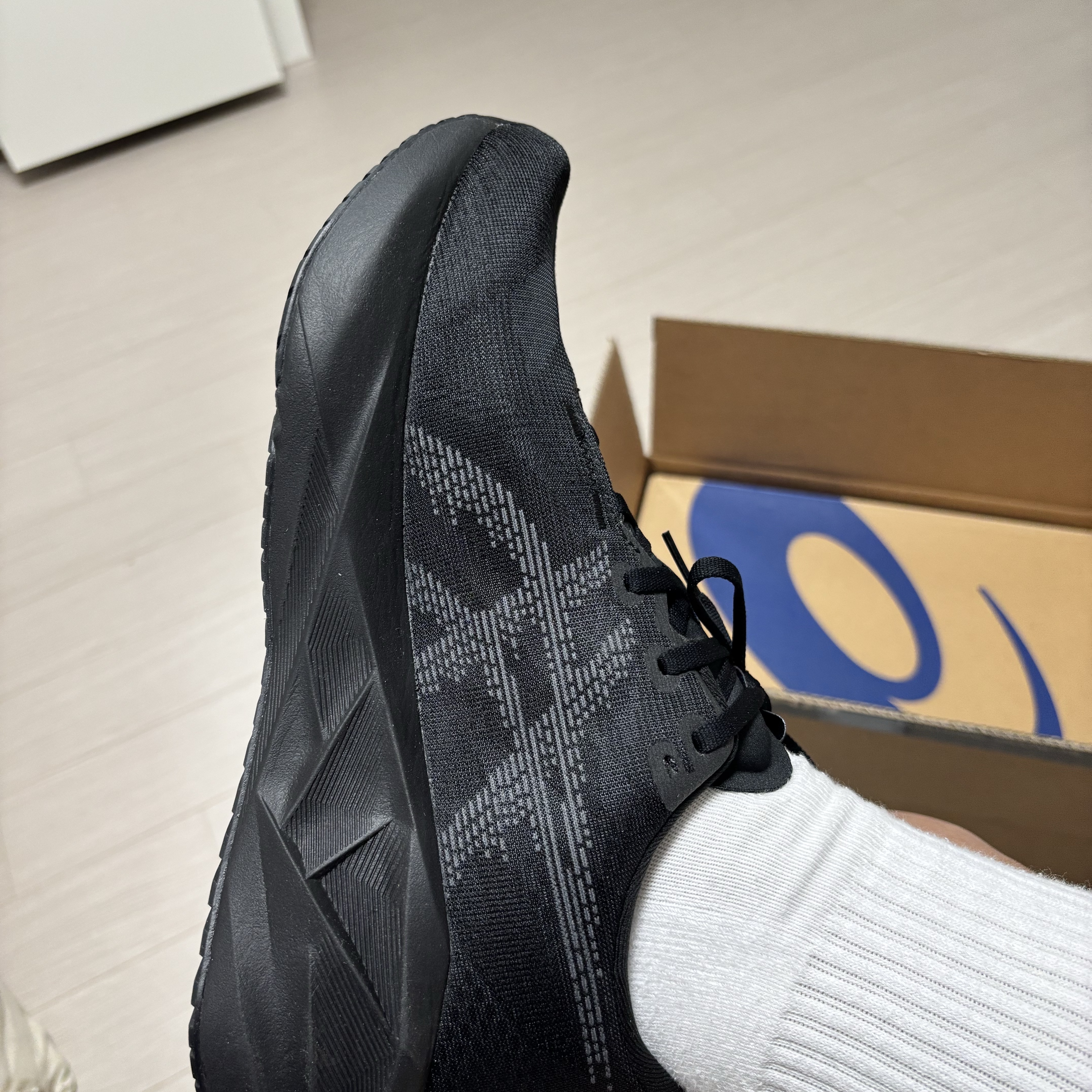 Asics Novablast 5 Black Carrier Grey 착용 스타일 - 5